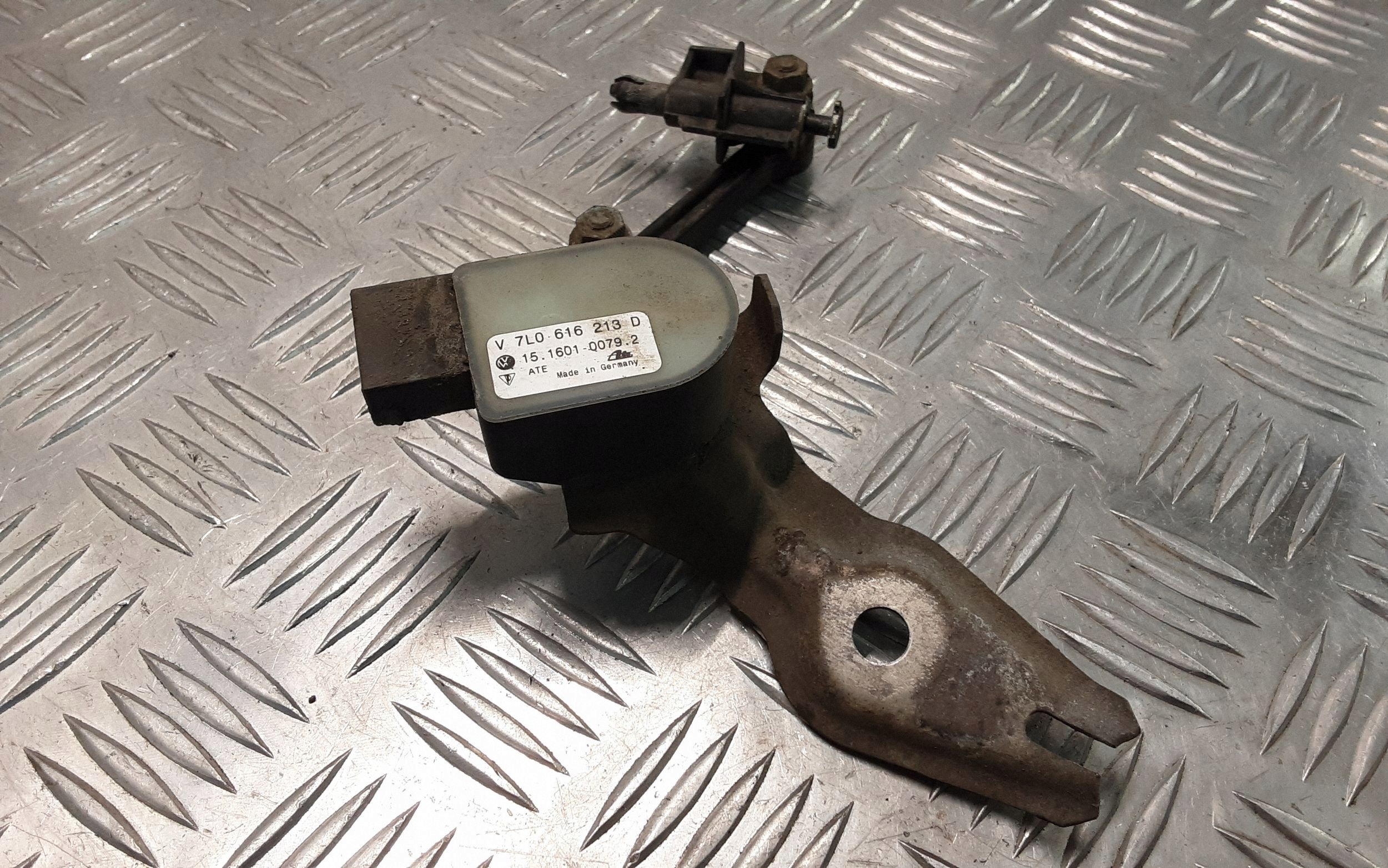 Xenon-valojen korkeussäädin Audi Q7 4L LIFT 3.0 TDI 7L0616213D