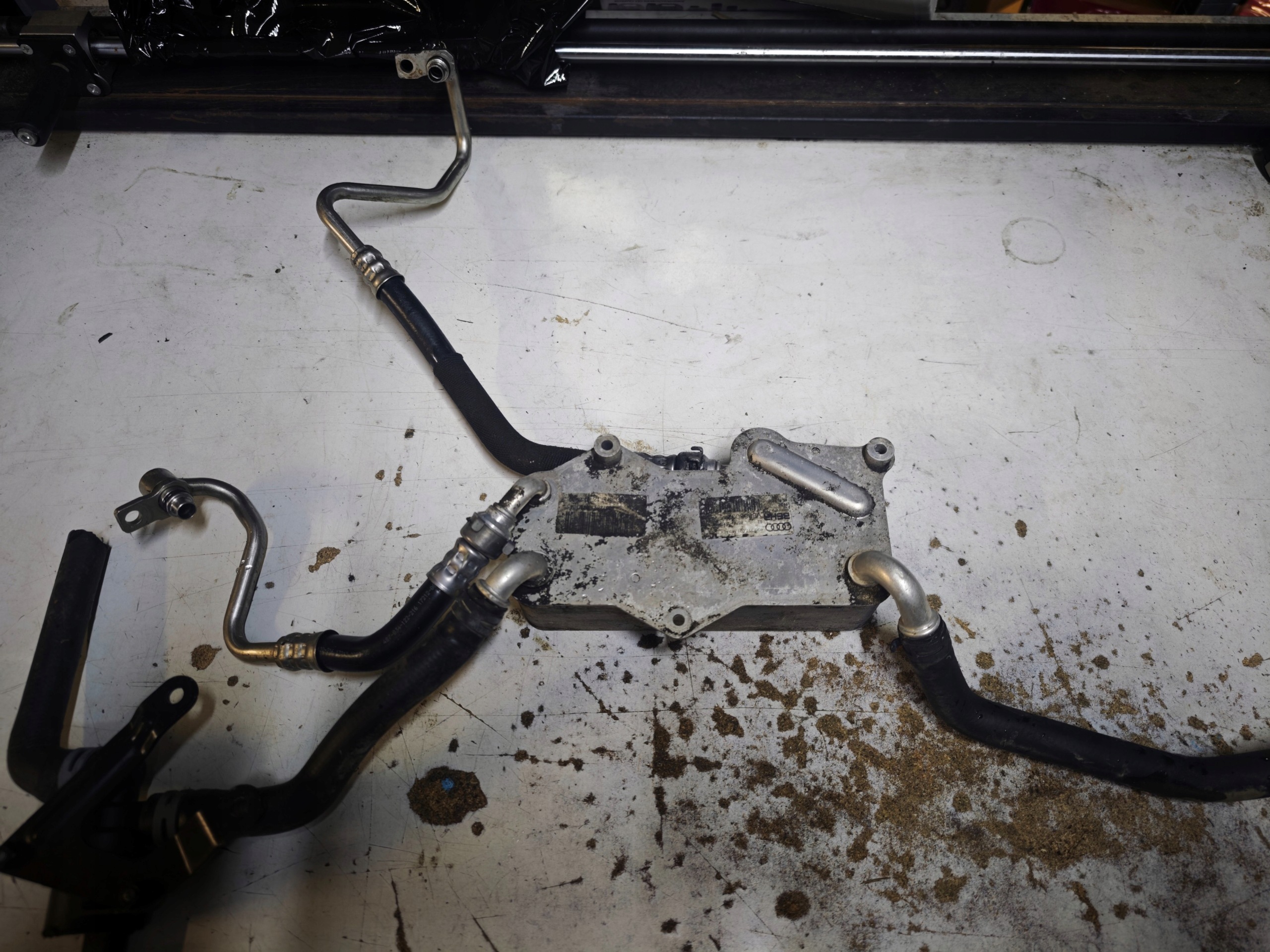 Refroidisseur d'huile Audi OE 4G0317021M d'occasion image 2