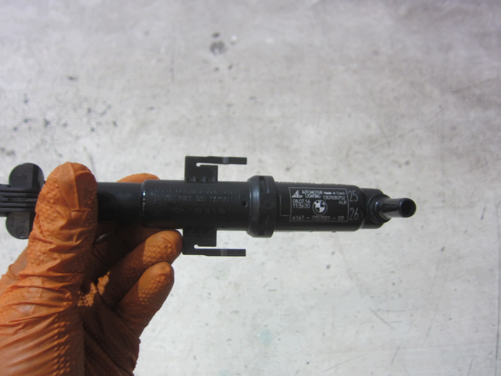 BMW OEM 7357001 Scheinwerferreiniger-Düse links image 7