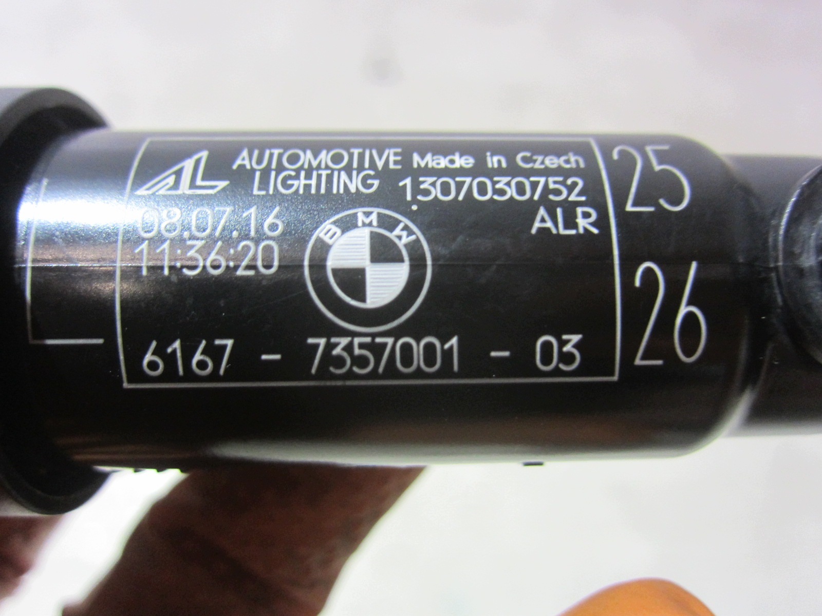 BMW OEM 7357001 Scheinwerferreiniger-Düse links image 8