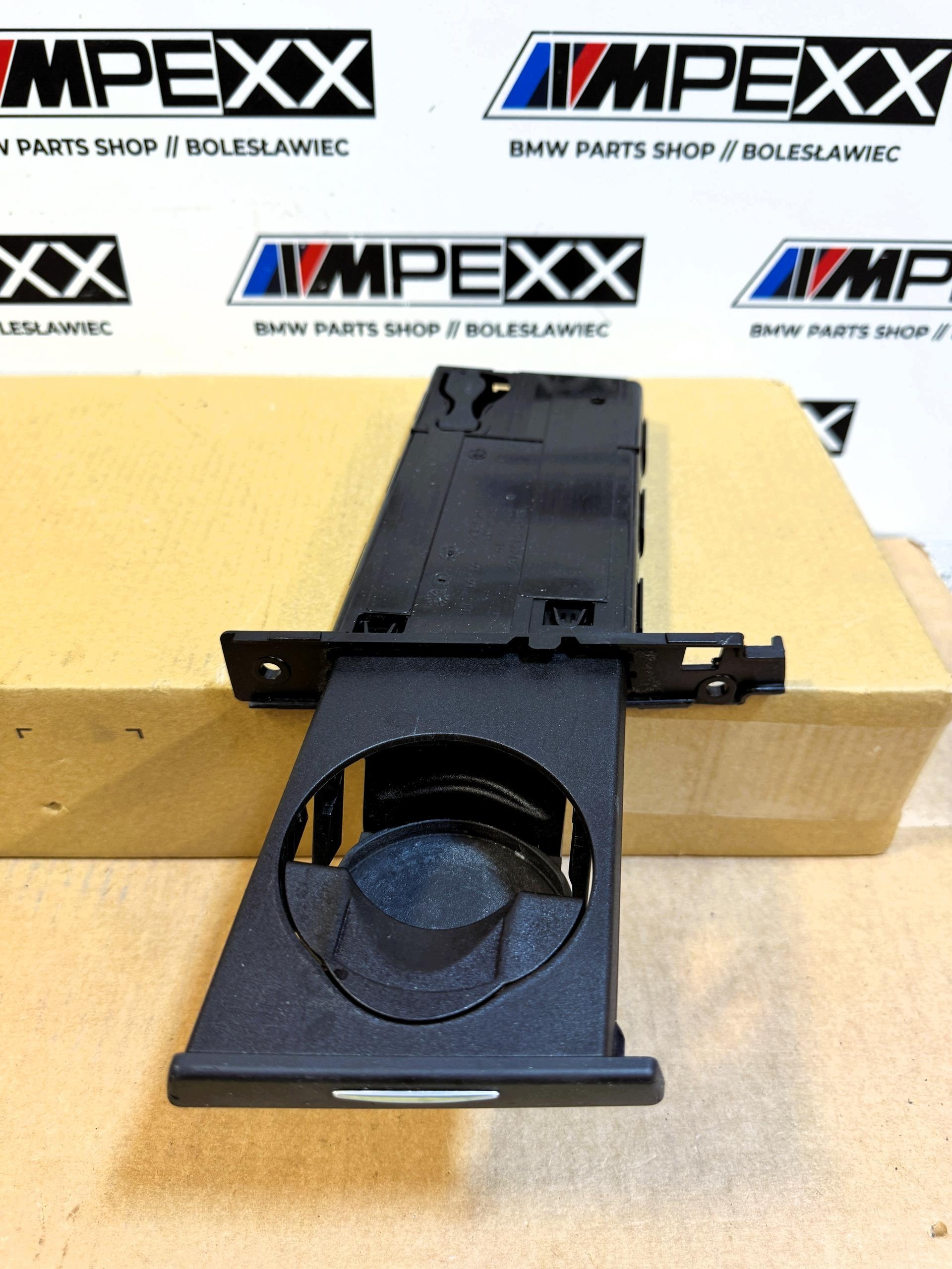 BMW OEM 7127461 oikea juomakuppiteline E90/E91/E92/E93 image 2