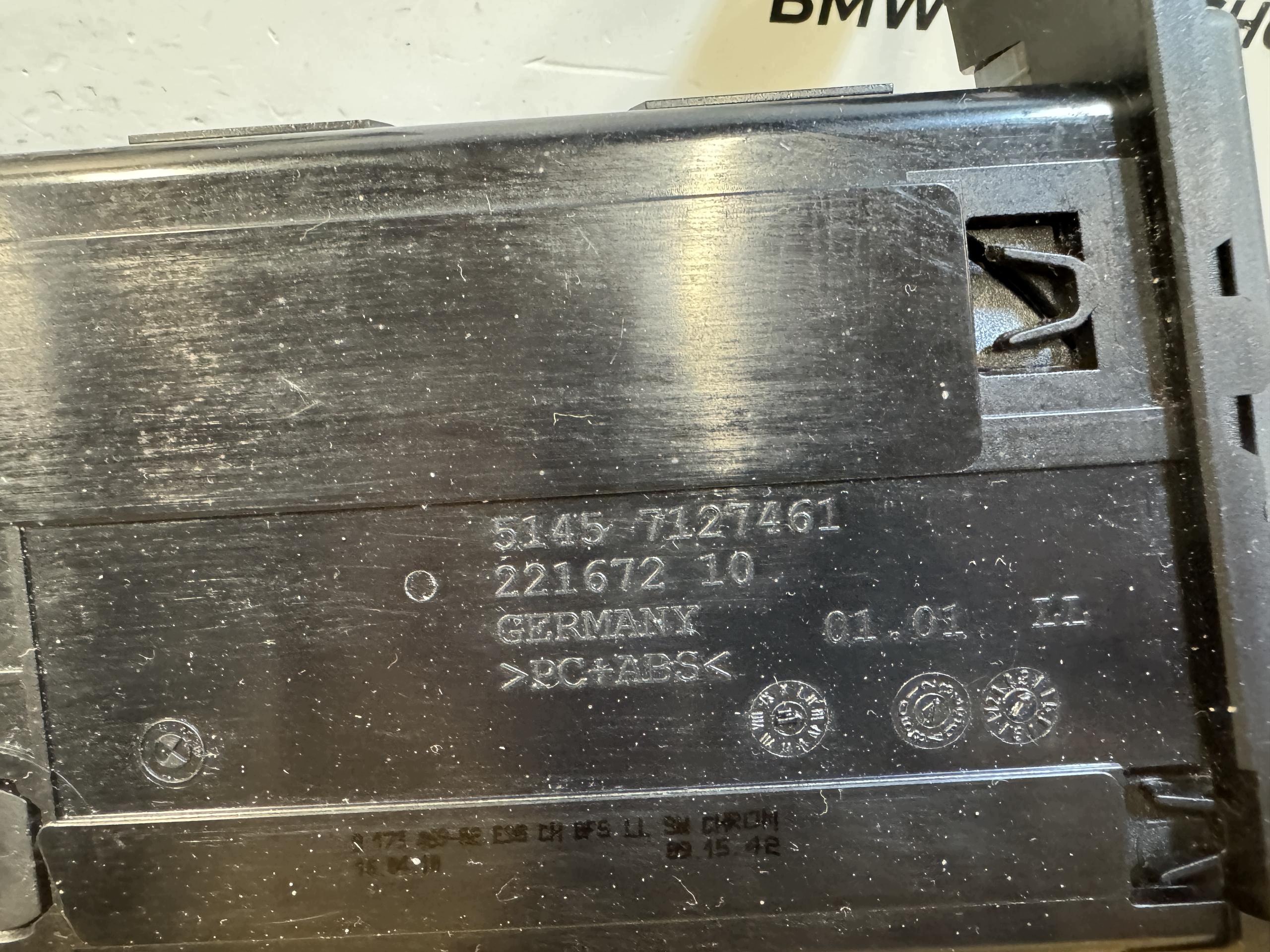 BMW OEM 7127461 oikea juomakuppiteline E90/E91/E92/E93 image 3