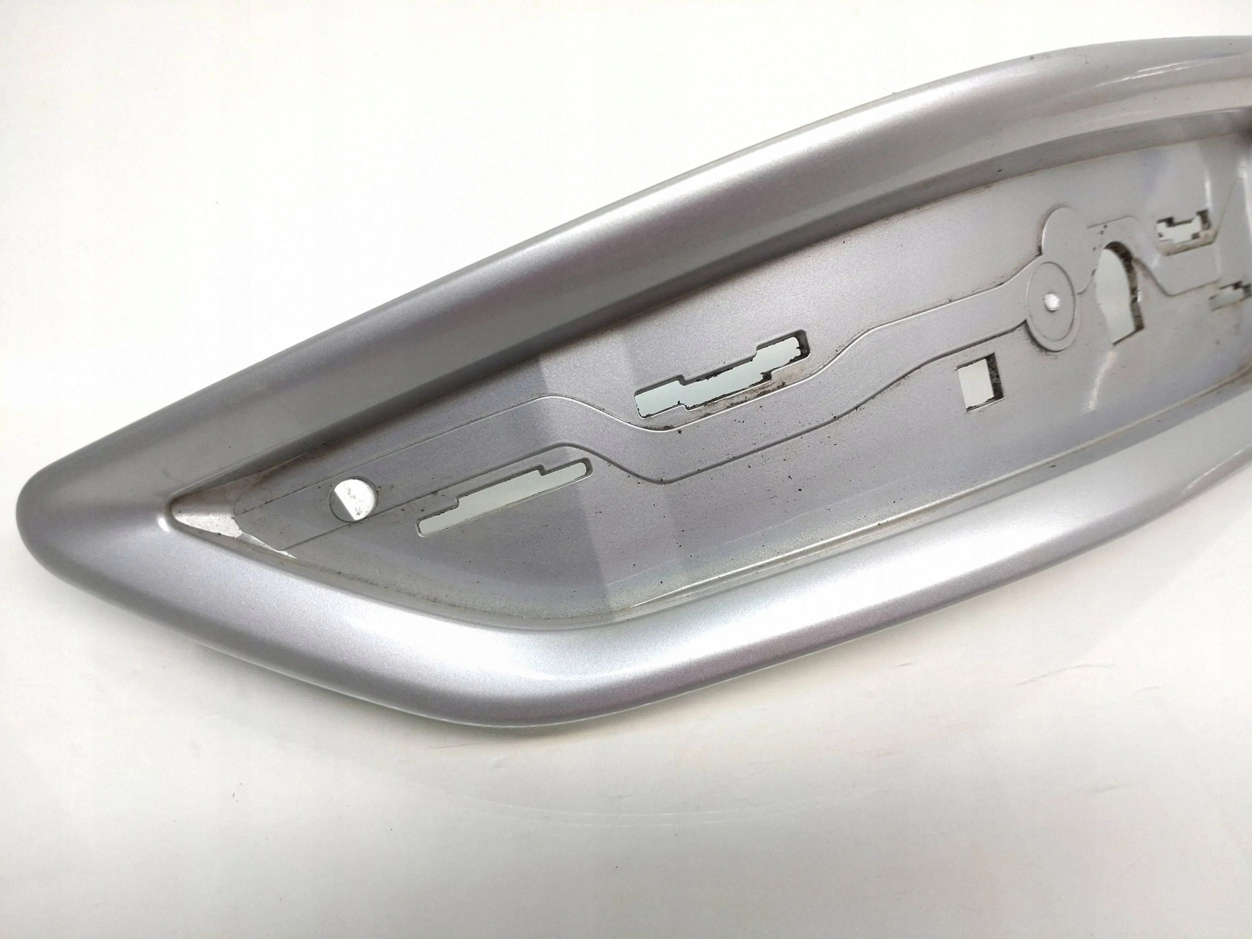 Volvo XC70 takapuskurin heijastinkehyksen OEM 30744514