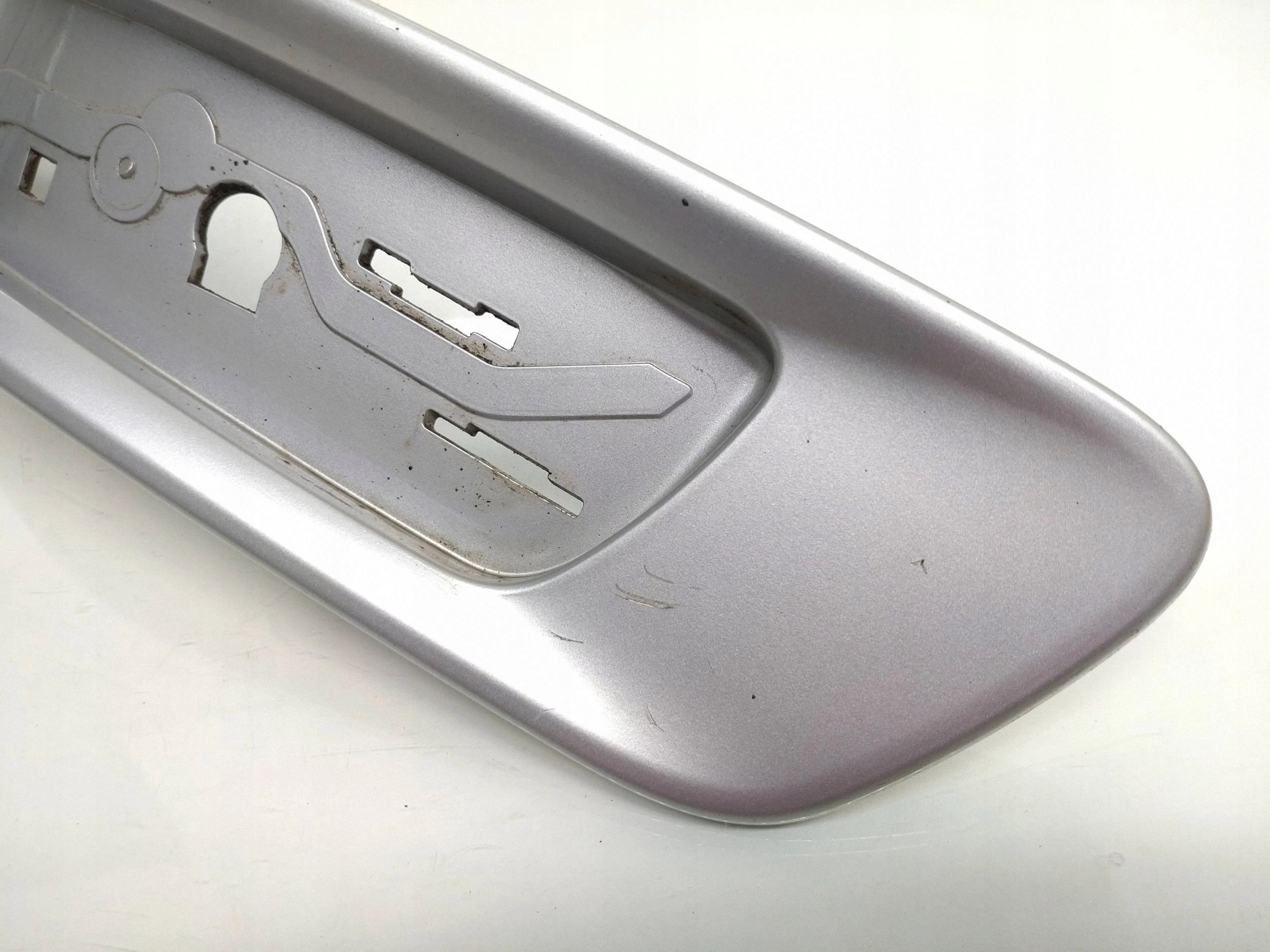 Volvo XC70 Heckstoßstange Reflektorrahmen OEM 30744514 image 3