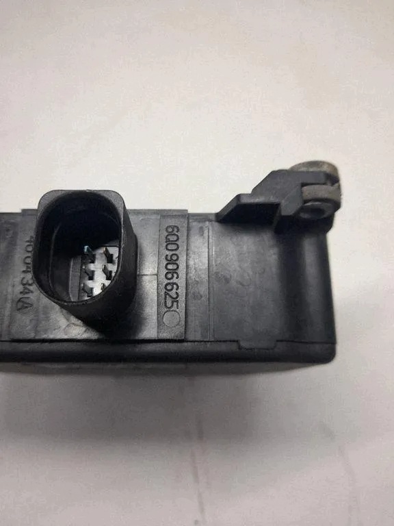 Skoda Octavia II Magnetventil OEM 6Q0906625 image 3