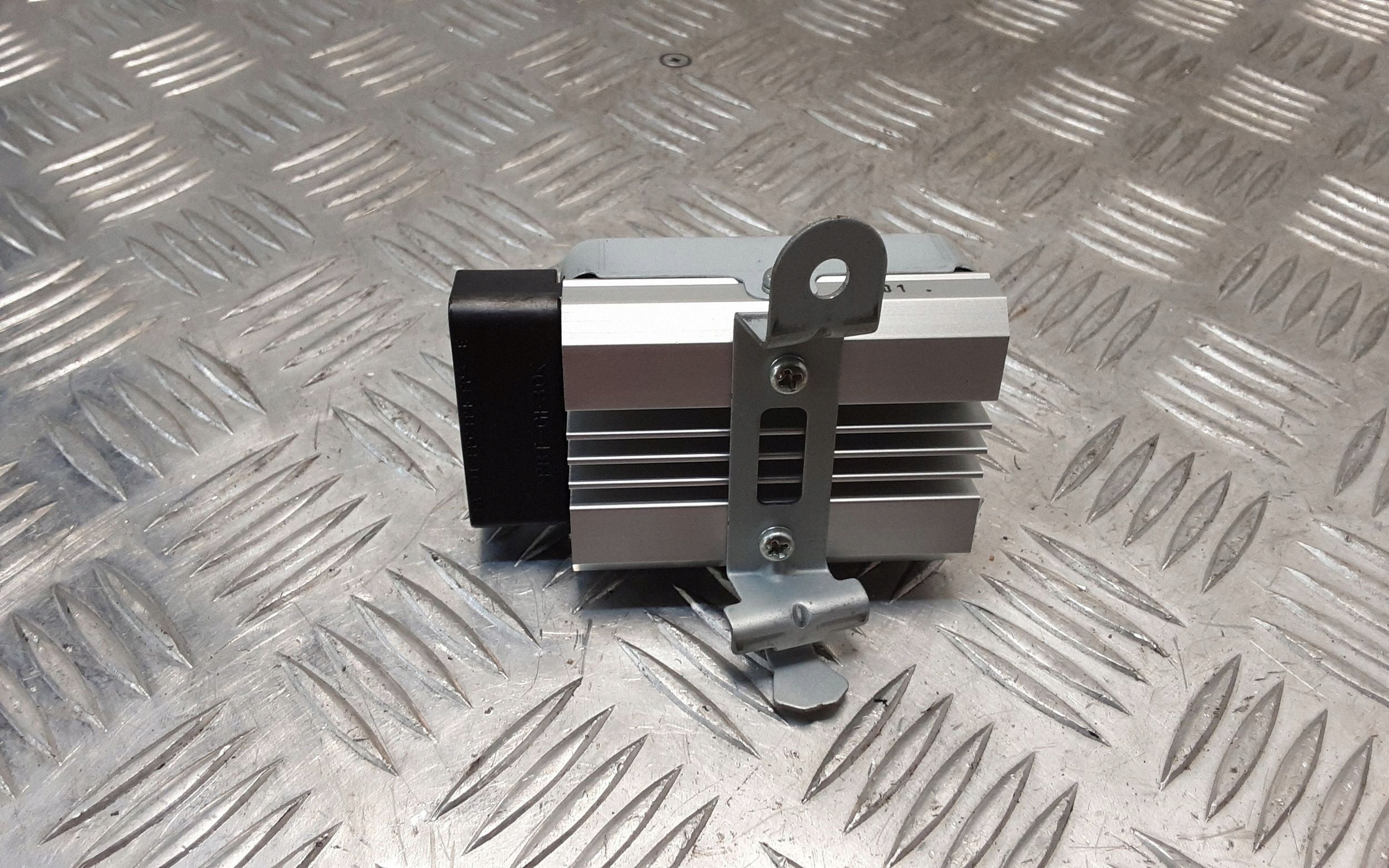 Subaru B9 Tribeca ruiskutusohjain OEM 1049930380