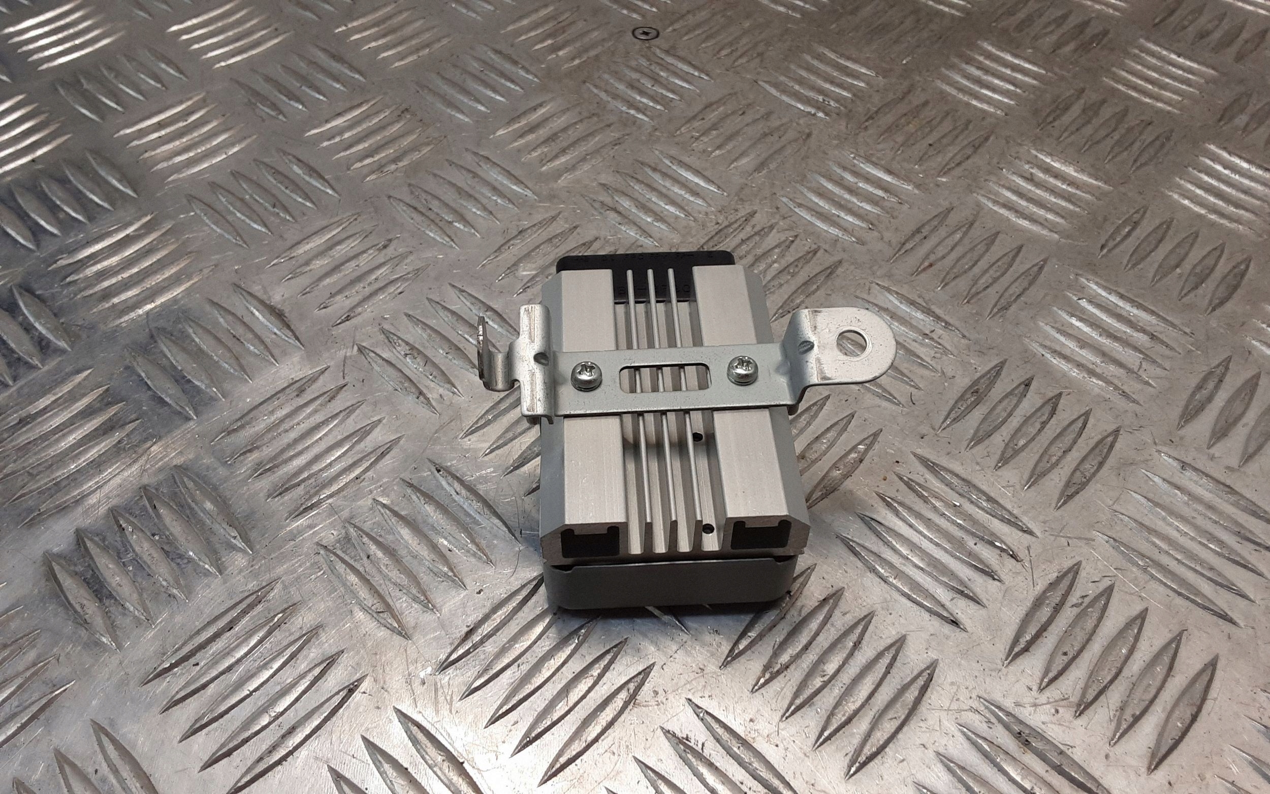 Subaru B9 Tribeca Fuel Pump Controller OEM 1049930380 image 3