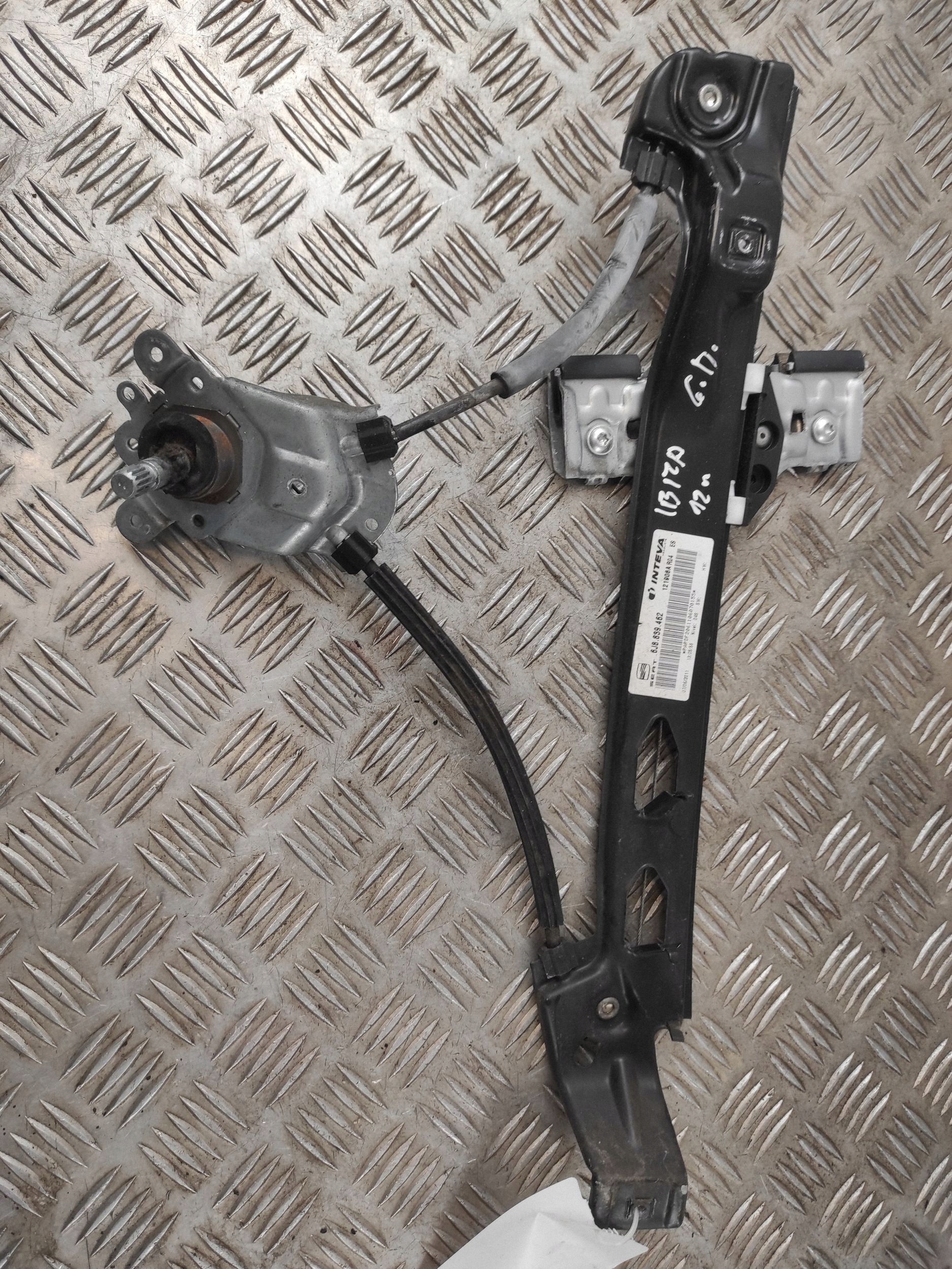OEM 6J8839462 Oikea takaikkunanostin - Seat Ibiza