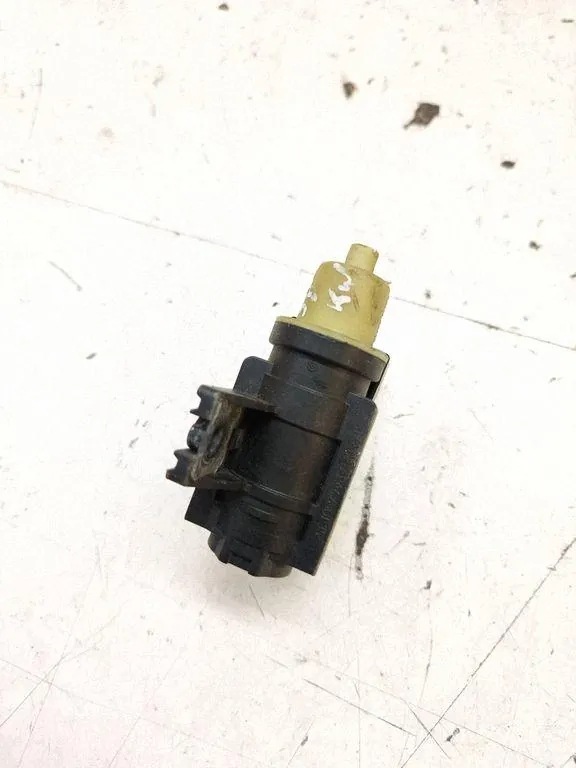 Válvula de vacío Nissan OEM 8200790180 para X-Trail T32 image 3