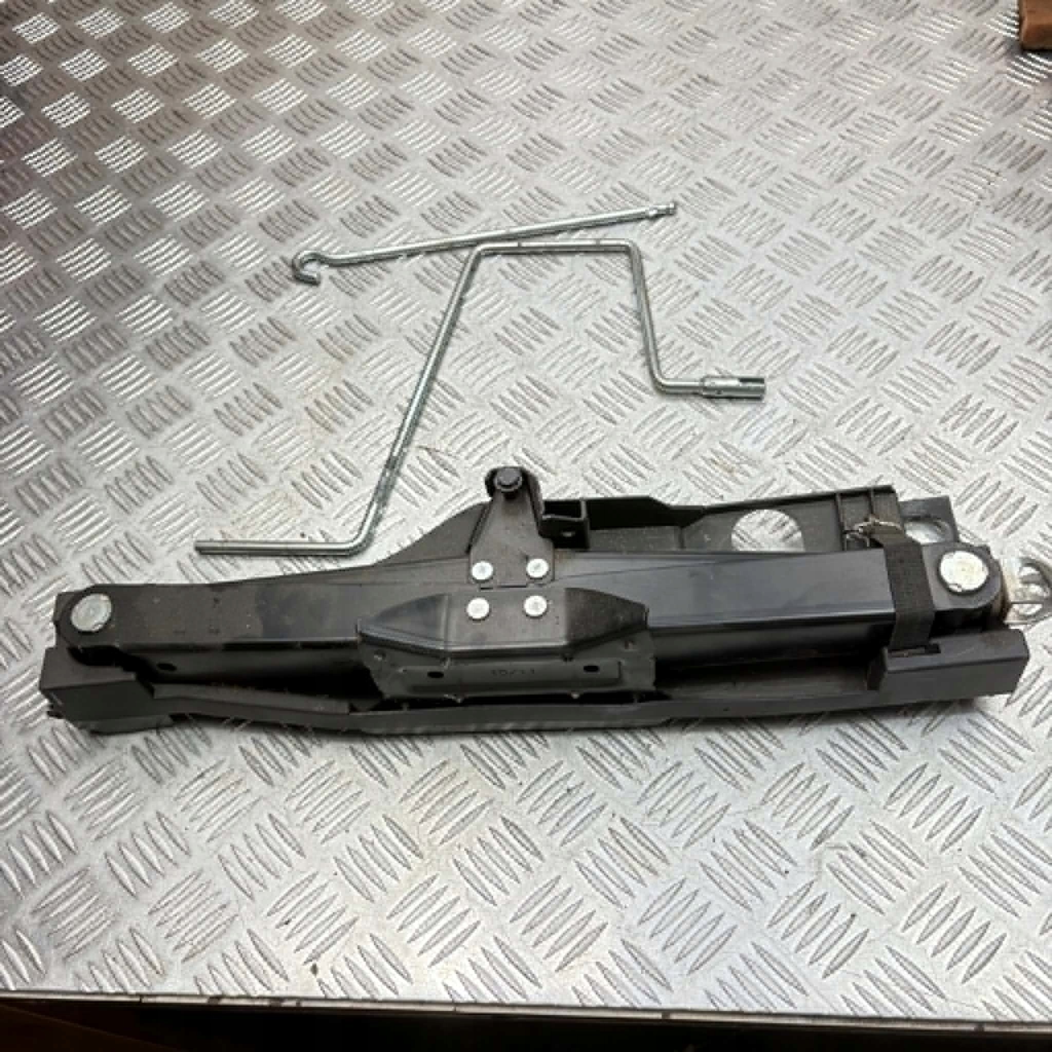 Macaco Volvo XC90 OEM 31317714 - Macaco Usado image 2