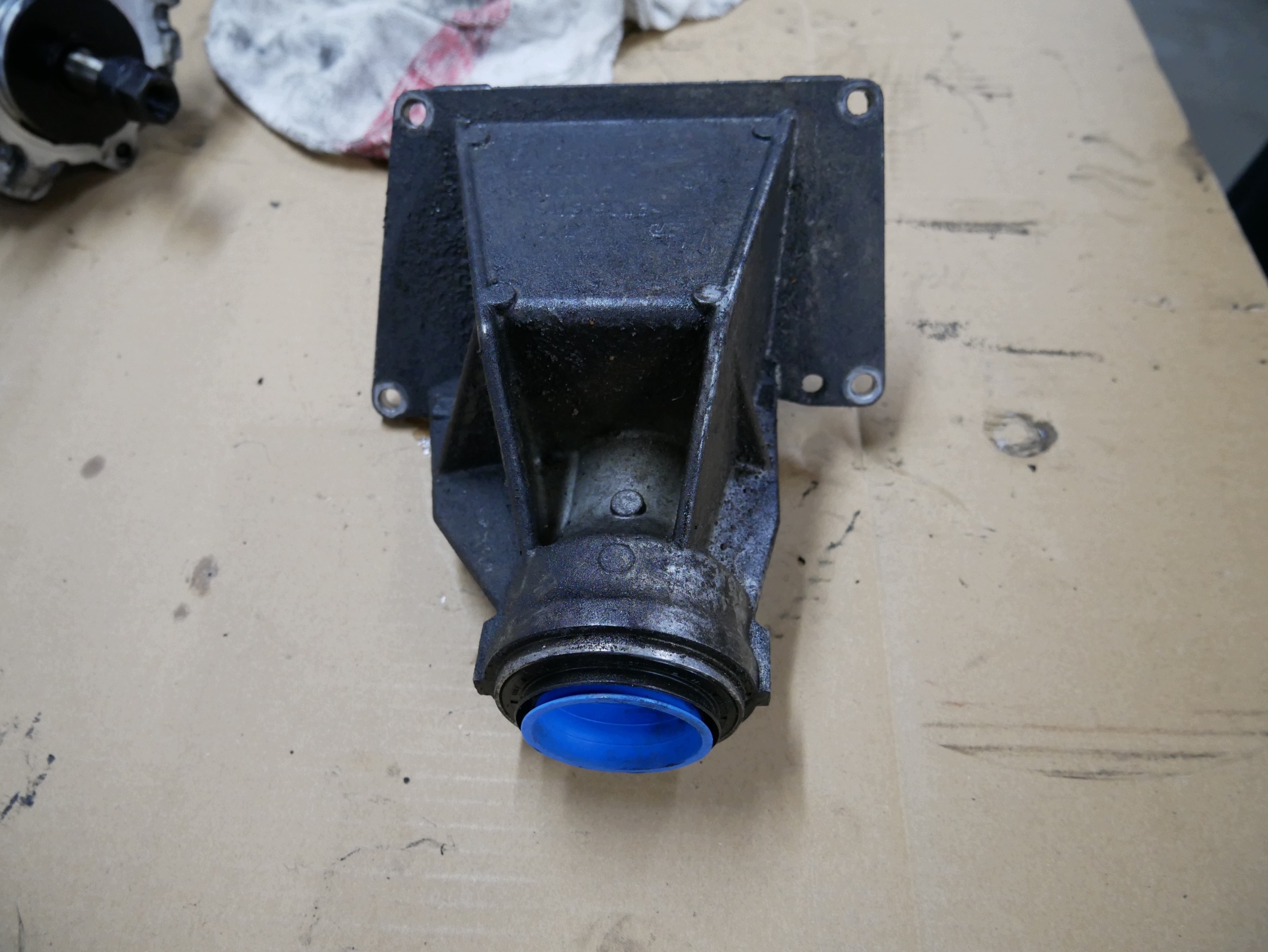 BMW Differential Bracket OEM 7587861 - Used image 2