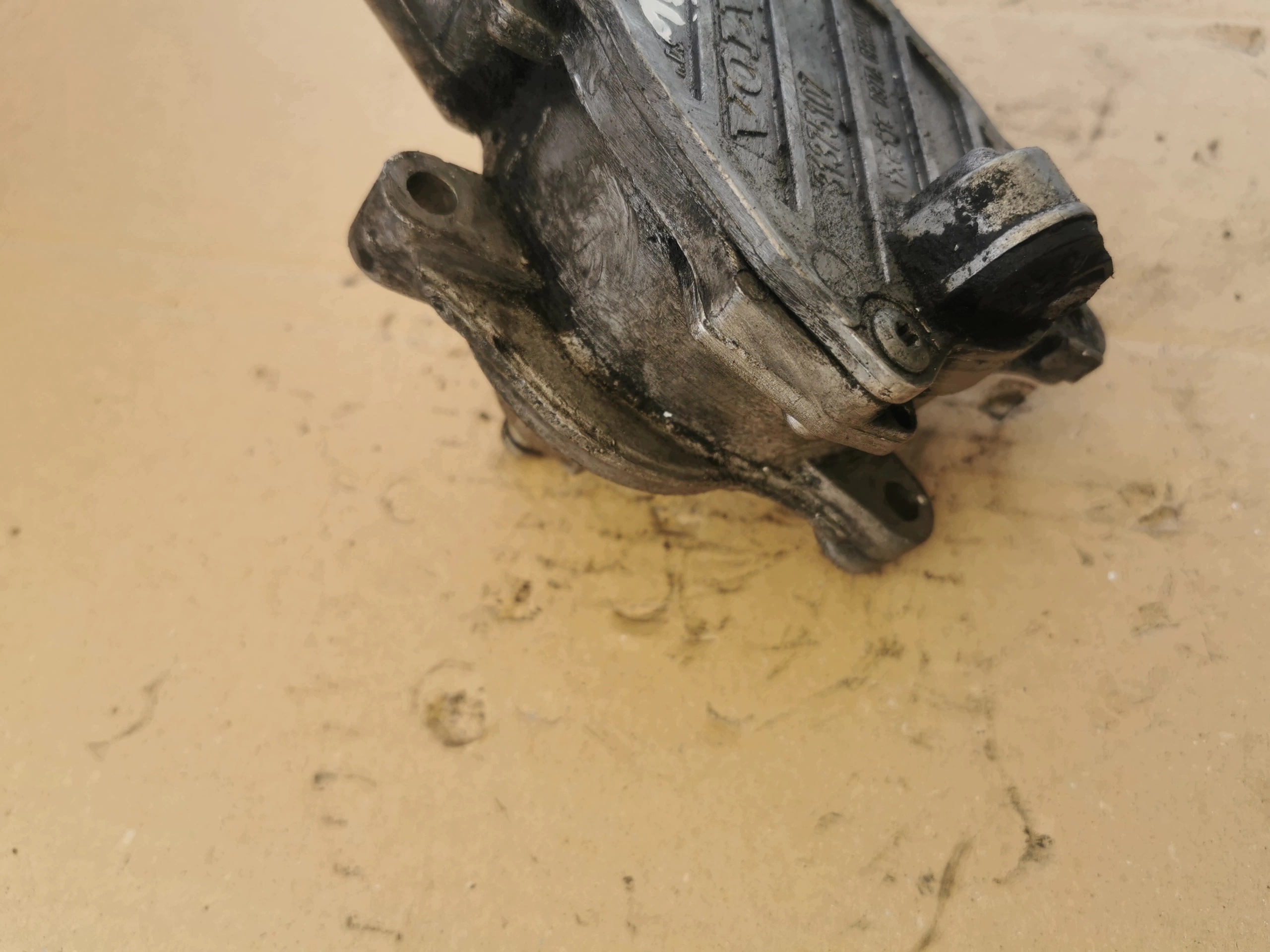 Volvo Vacuum Pump OEM 31375107 for D5 Engine image 3