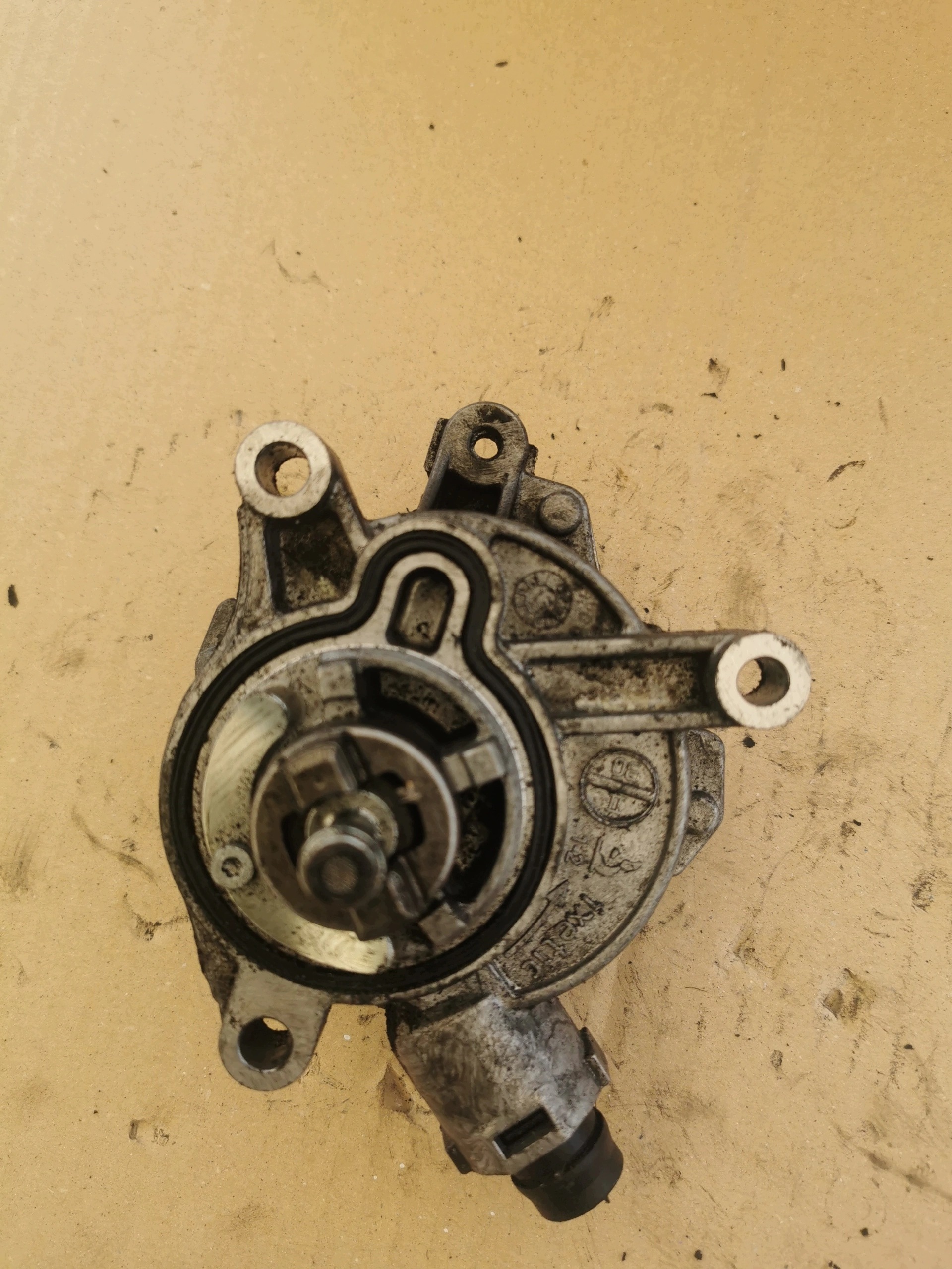 Volvo Vacuum Pump OEM 31375107 for D5 Engine image 5