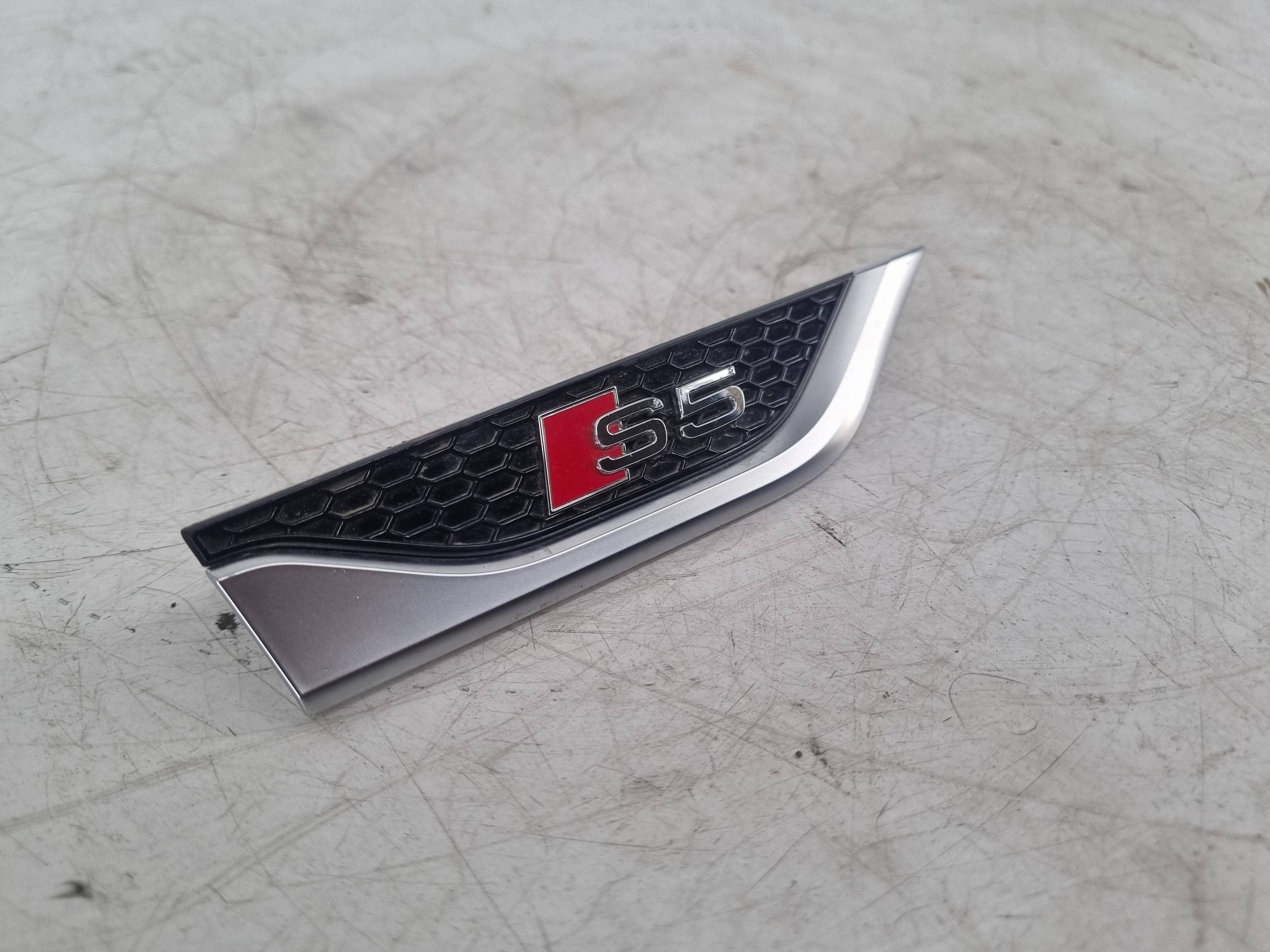 Audi S5 F5 Ovi-Embleema Logo Oikea OEM 8W6853602C