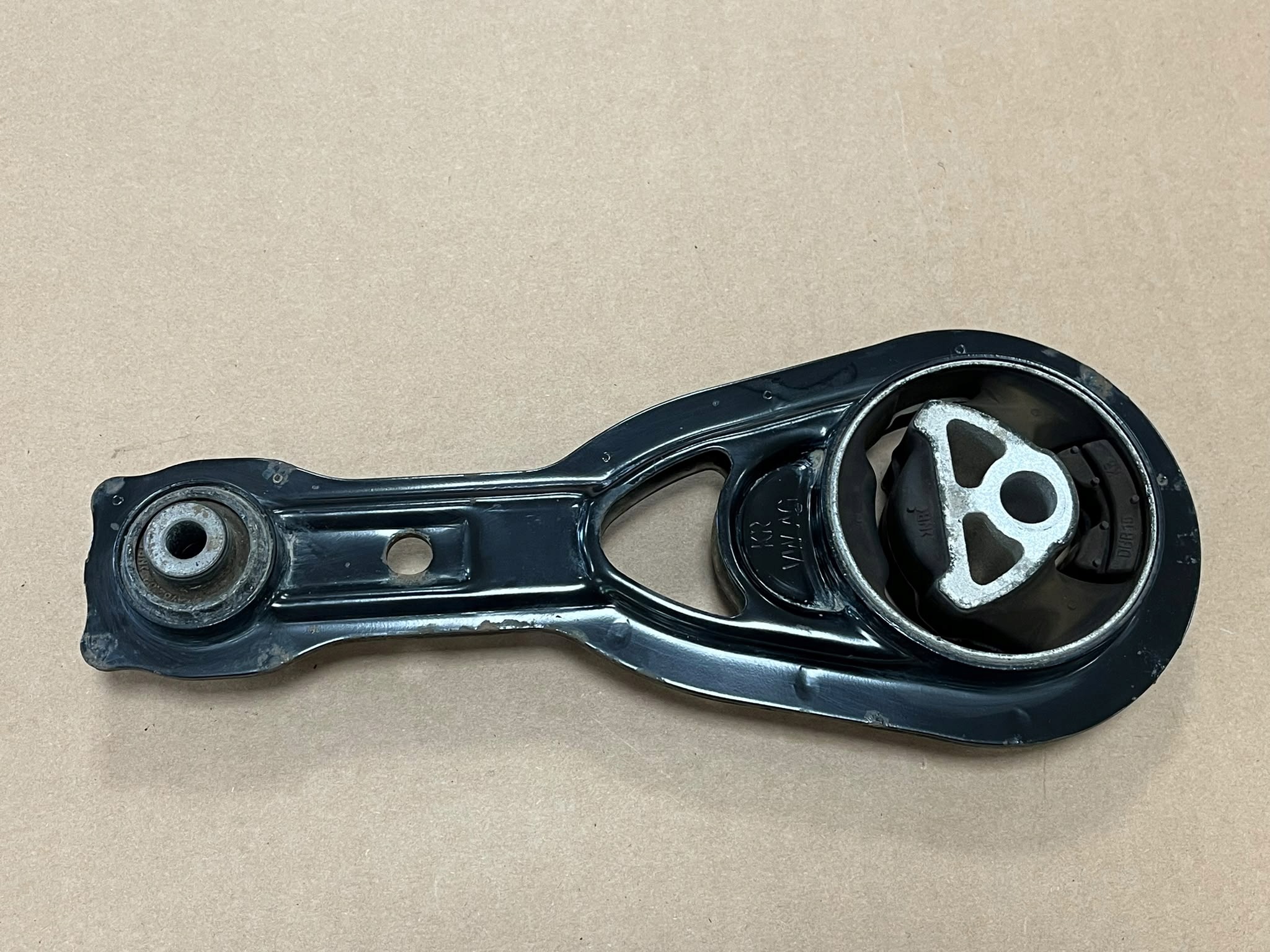 Vaihteiston Kiinnike OEM 2Q0199851 VW Skoda Seat