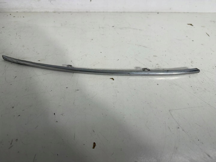 Skoda Octavia III etupuskurin kromilista vasen 5E0853767