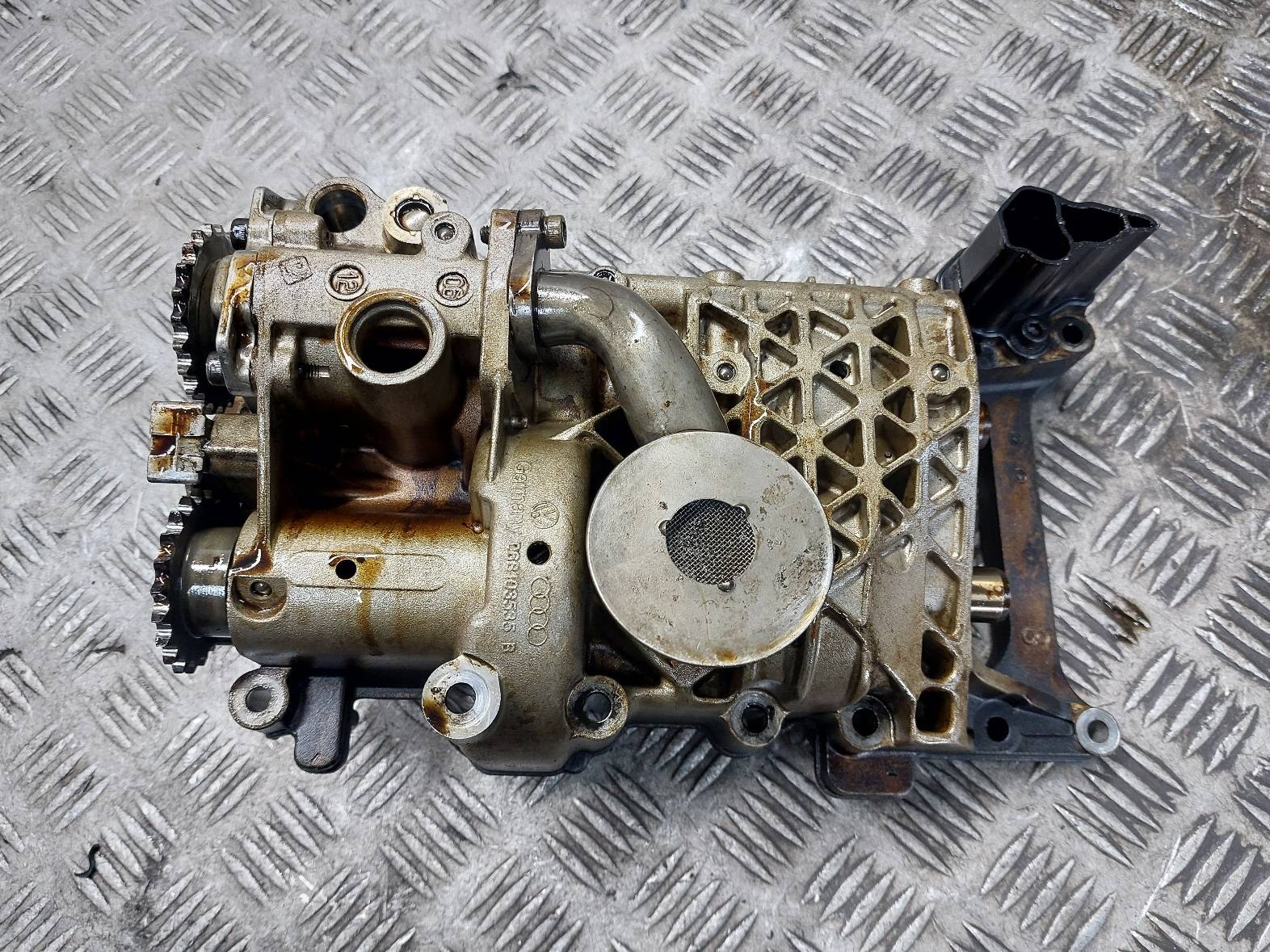 Käytetty öljypumppu OEM 06B103535B SEAT Altea 2.0 FSI:lle
