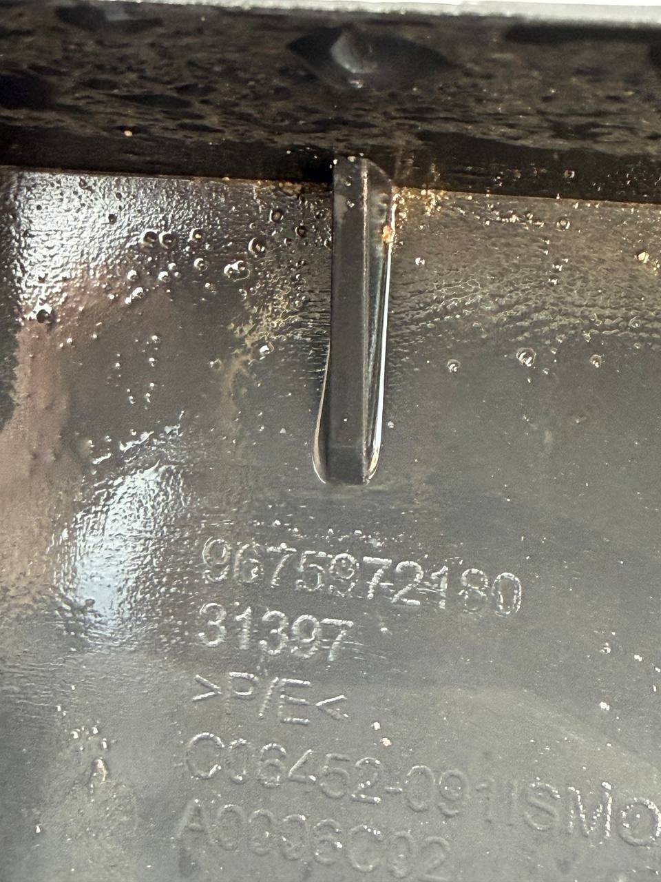 Placa sob para-choques dianteiro OEM 9675972180 - Usado
