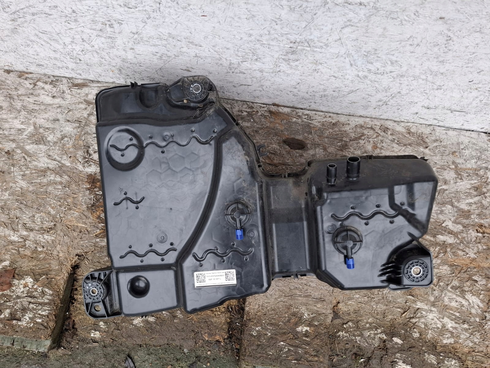 AdBlue-säiliö OEM 5QF131877 VW Tiguan II:lle, Skoda Kodiaq:lle