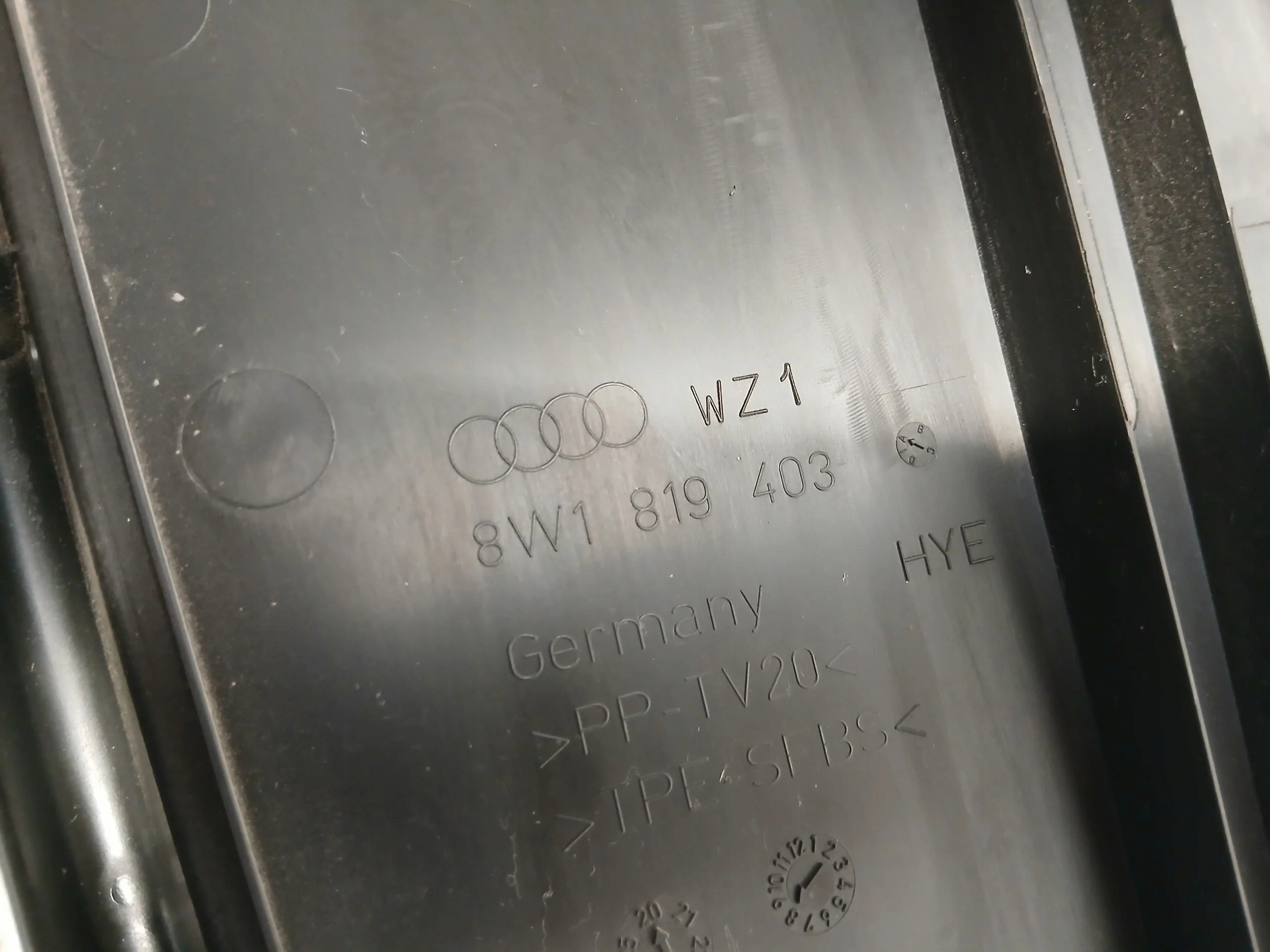 OEM 8W1819403 Audi A5 2018- Panel Parabrisas Plástico image 5