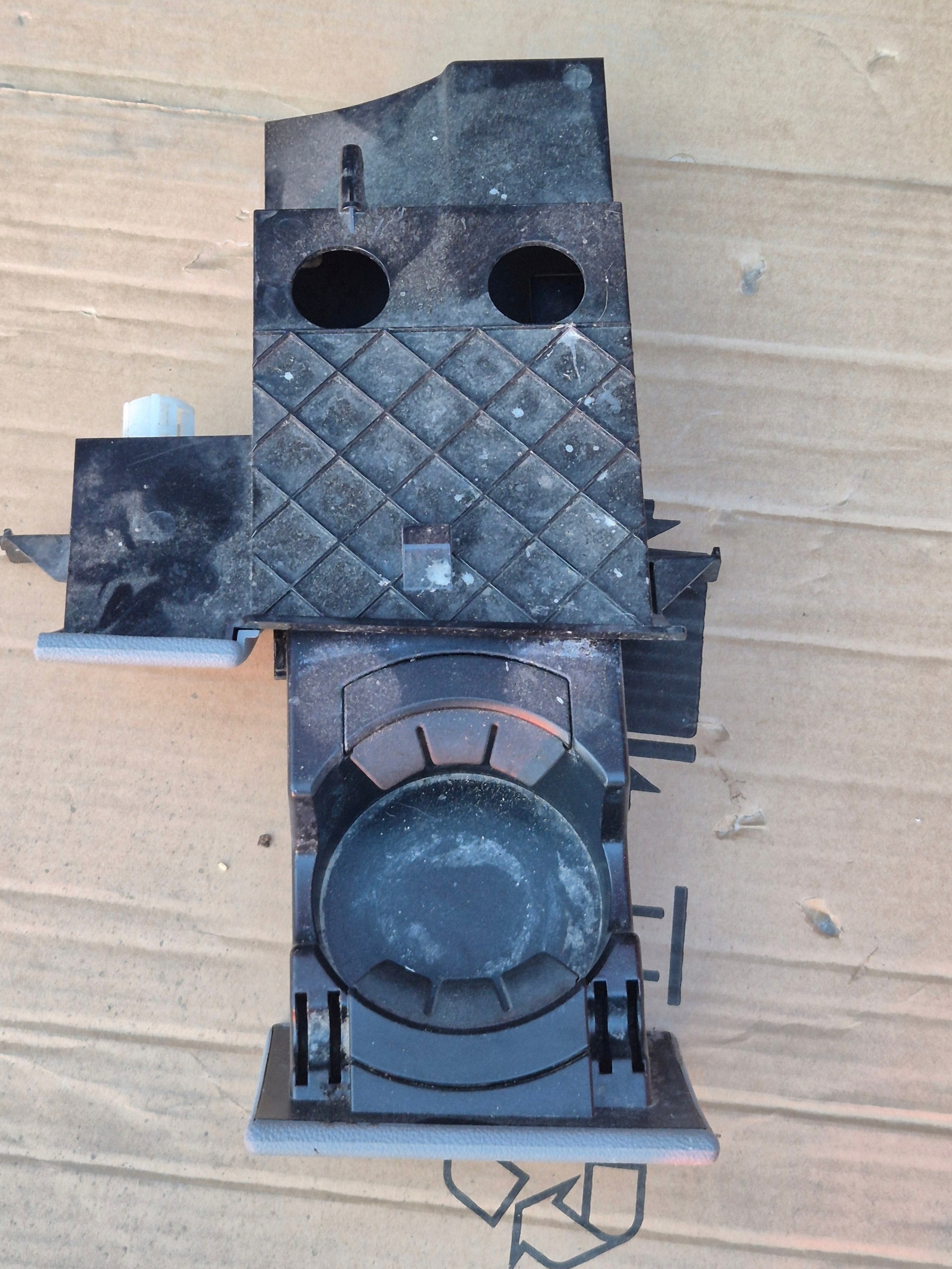 VW T5 juomakuppiteline OEM 7H1858601 - Käytetty kunto