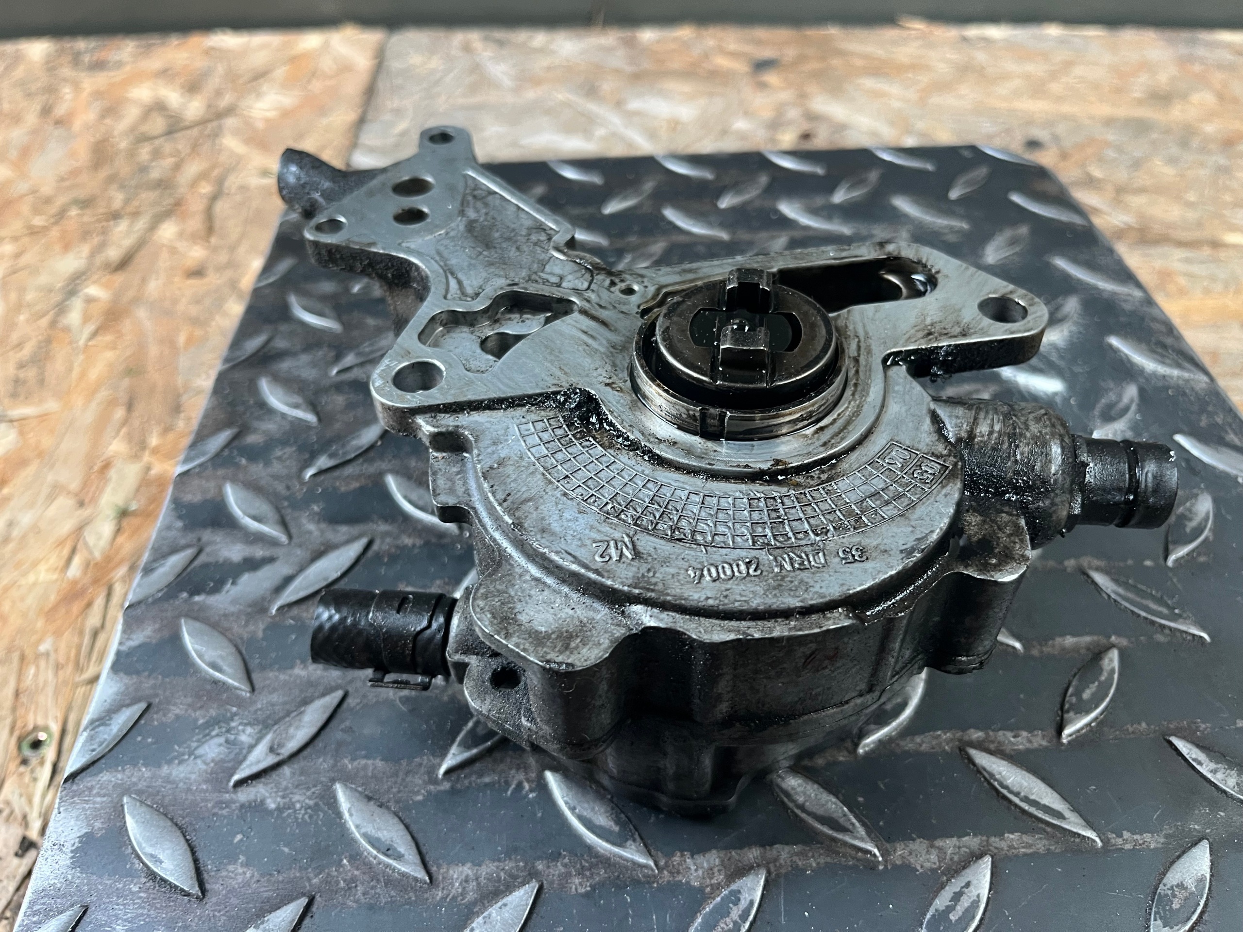 Pompe à vide OEM 038145209K - État utilisé image 3