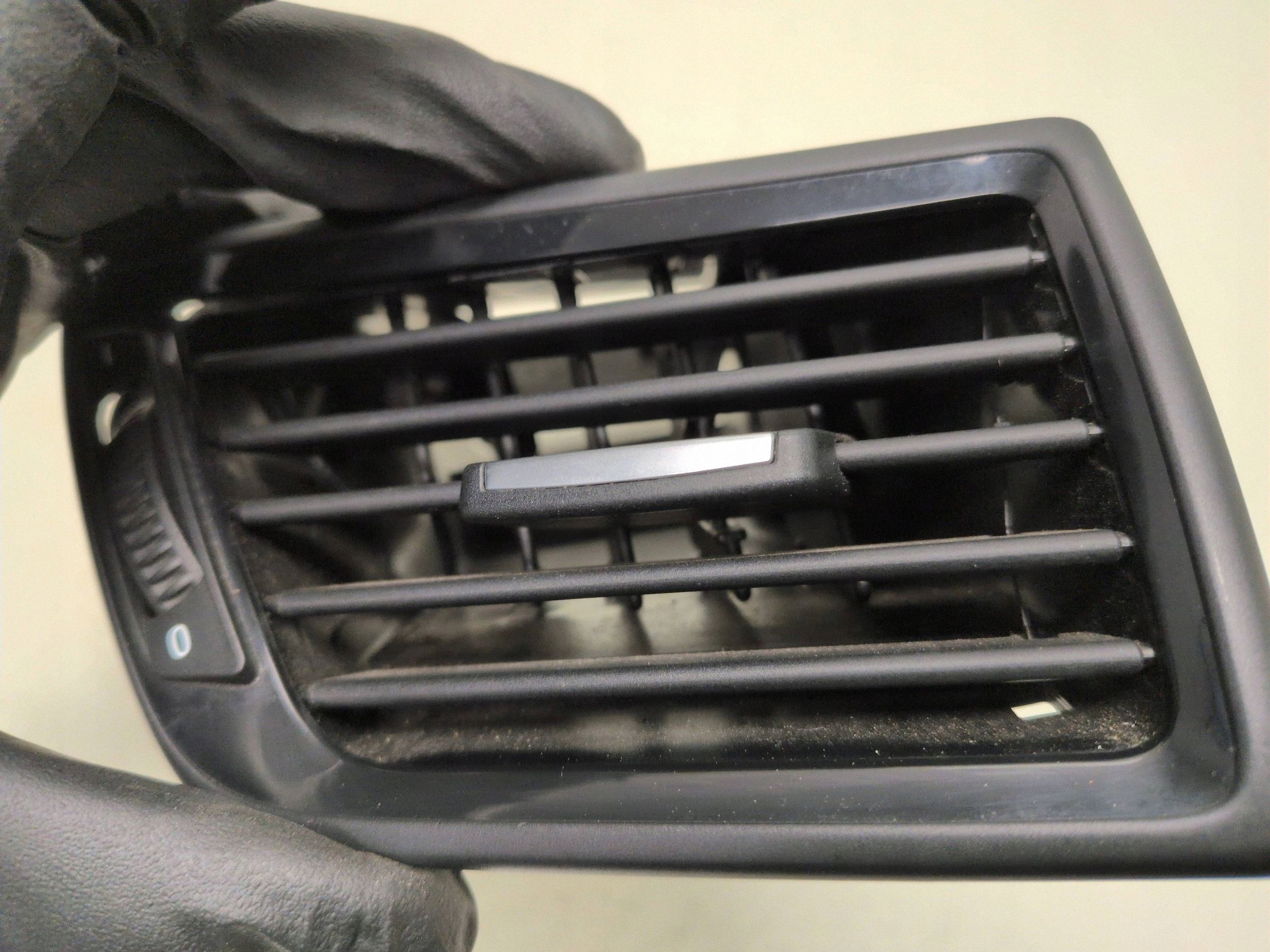 BMW X1 E84 oikea kojelauta tuuletusritilä OEM 9258363