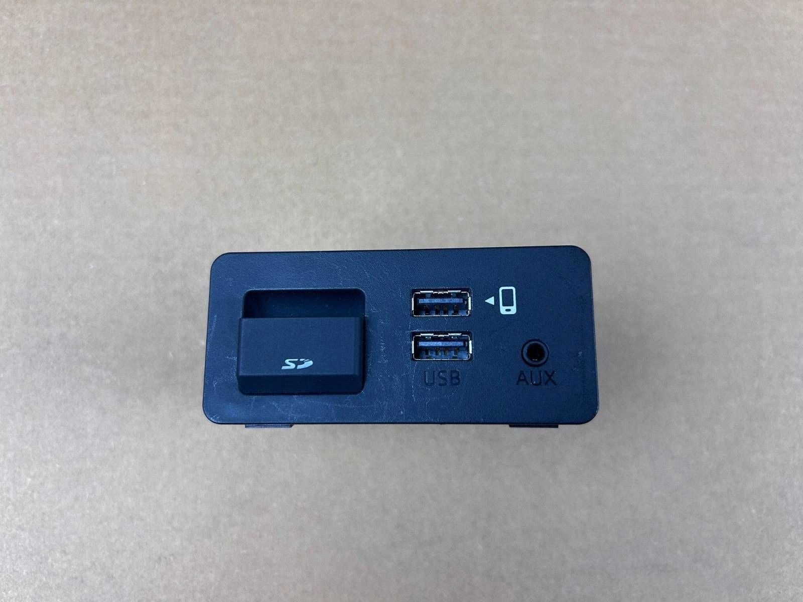 Enchufe USB Mazda OEM TK78669U0C - Usado image 2