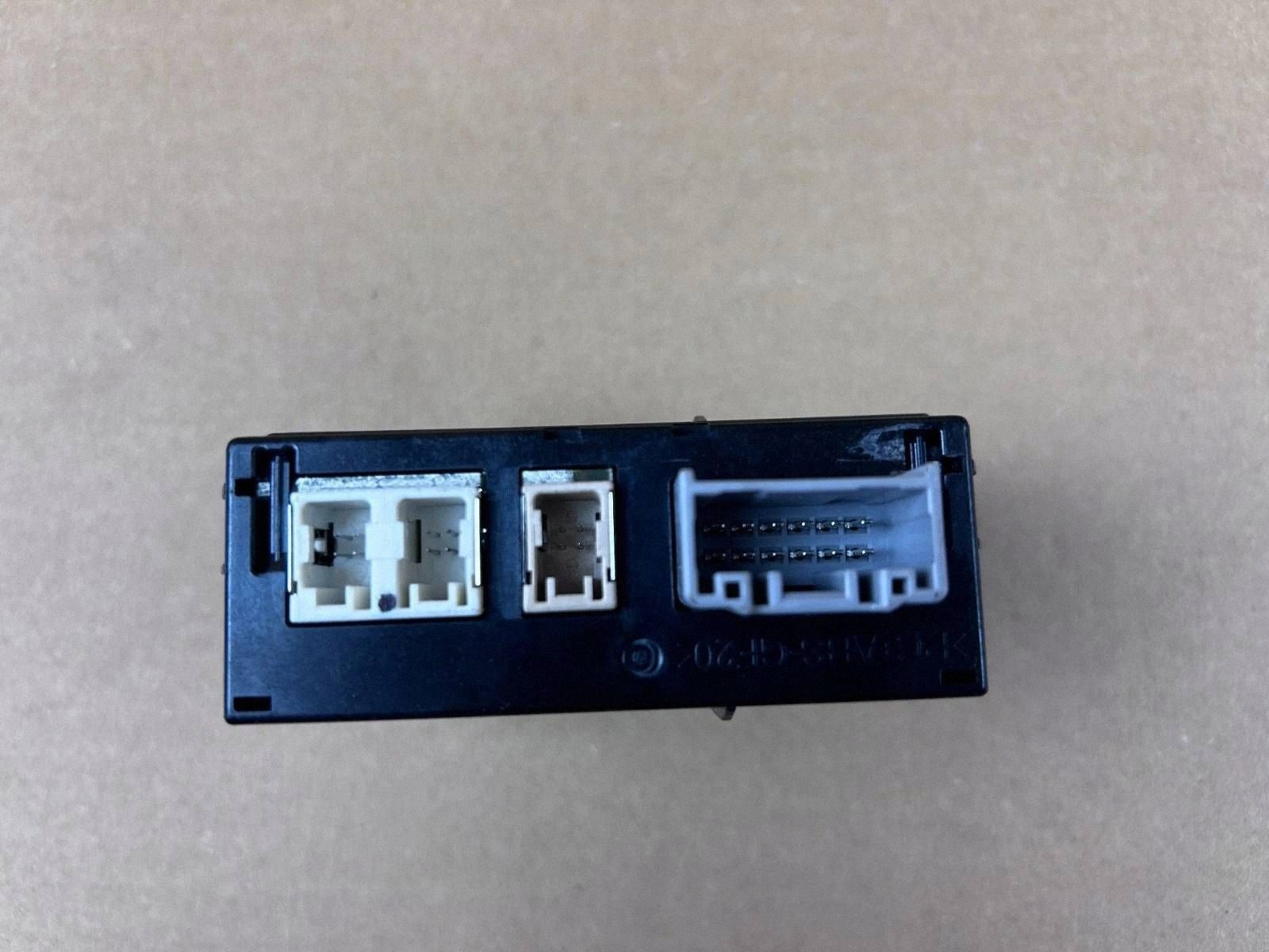 Enchufe USB Mazda OEM TK78669U0C - Usado image 3