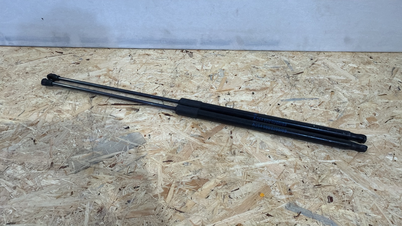Oikea takaluukun aktuaattori OEM A2549800200 Mercedes-Benz