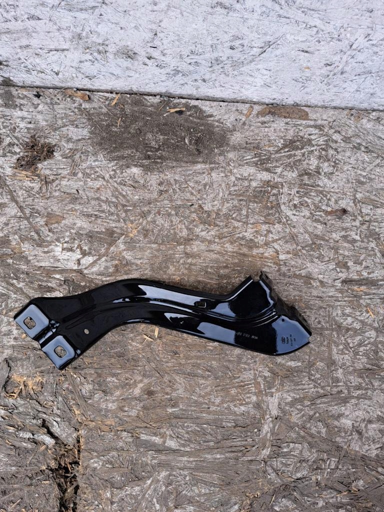 Soporte de fijación de guardabarros derecho OEM 83A821150 Audi Q3