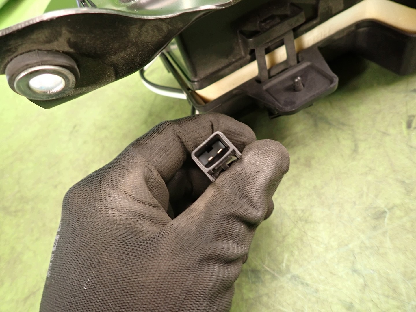 Opel Insignia A Tailgate Actuator Pump OEM 1090096 image 8
