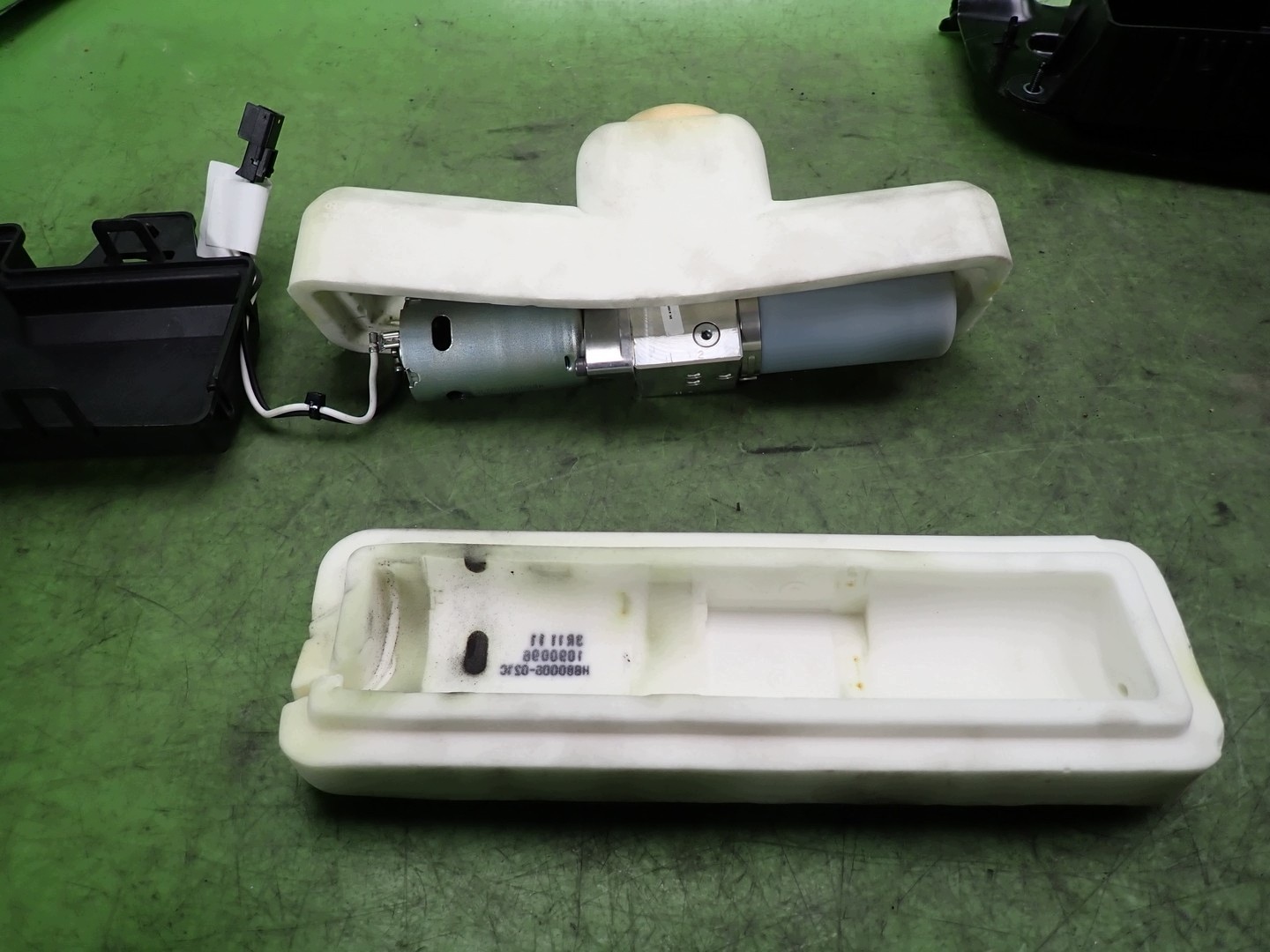 Opel Insignia A Tailgate Actuator Pump OEM 1090096 image 10