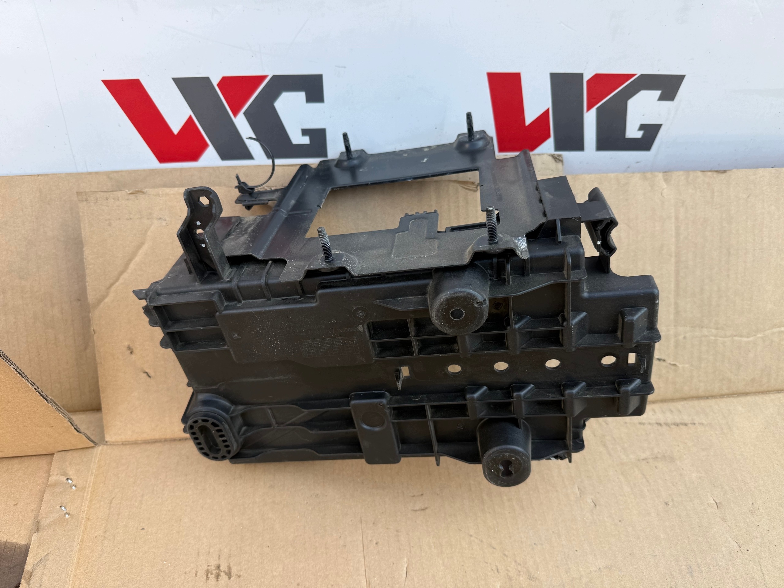 Akun kiinnityspohja OEM 42334926 Opel Mokka X:lle