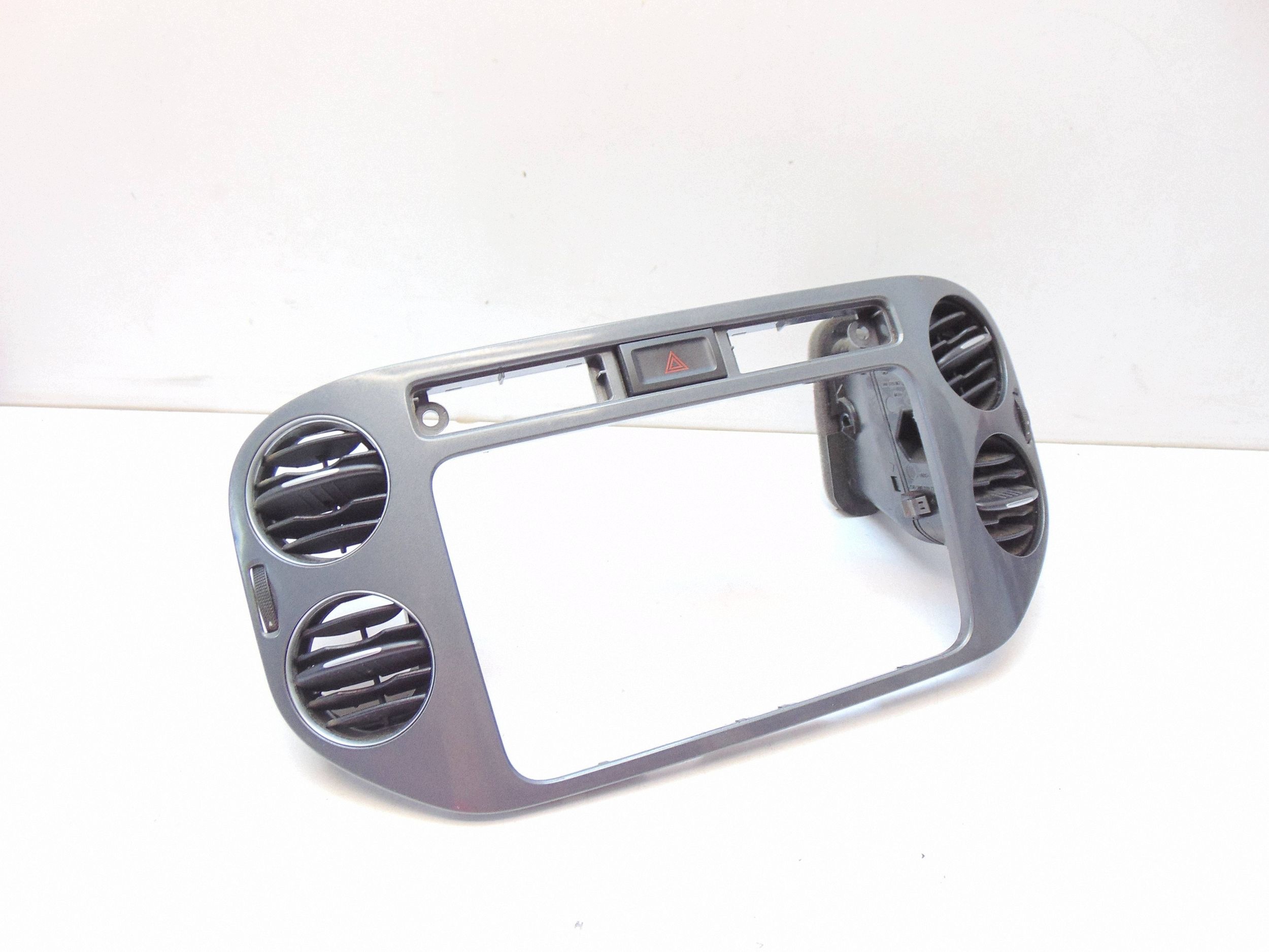 Radion Kehys & Tuuletusritilät OEM 5N0858071E VW Tiguan