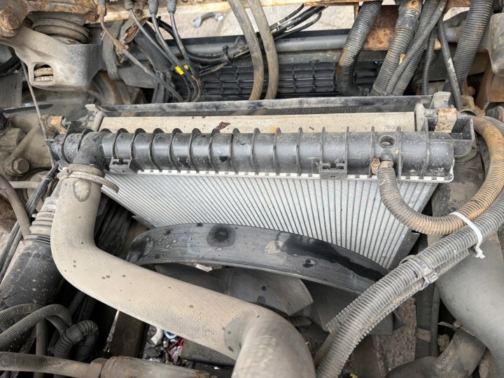 Iveco OE 504028467 Radiador, sistema de enfriamiento del motor