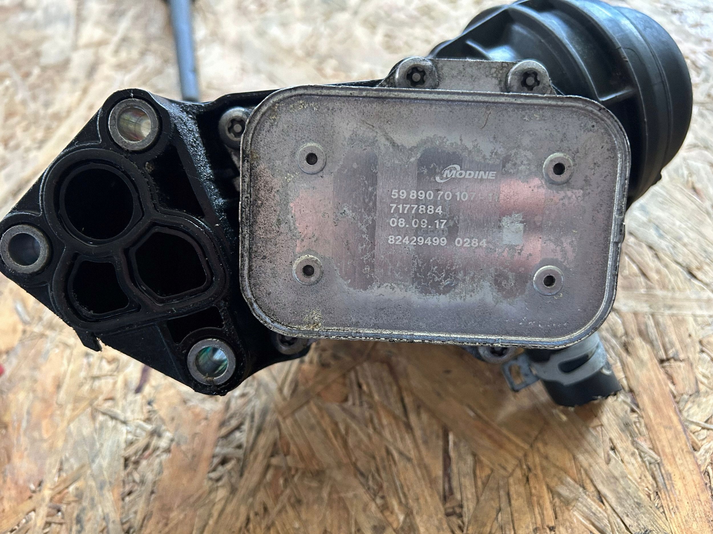 Mercedes Oljefilterbas OEM 5989070107 - Begagnad image 5