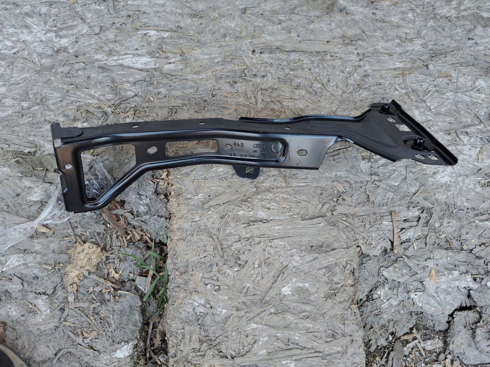 Soporte de guardabarros delantero derecho Audi OE 8W0821136C