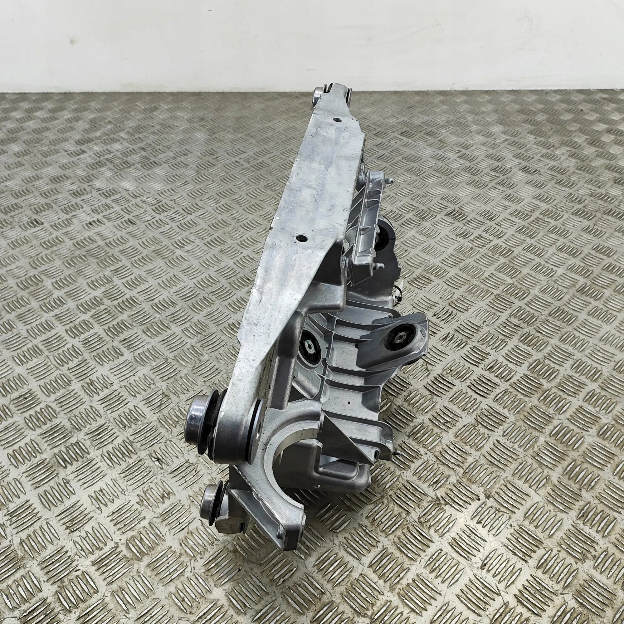 BMW ilmastointikompressorin kiinnike OEM 5A075D6 - Käytetty