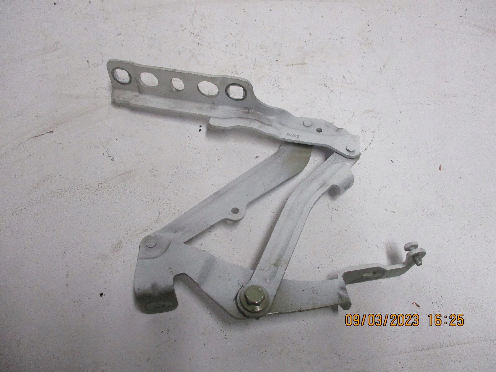 Rechte Motorhaubenscharnier OEM 9814188880 Opel Grandland X image 2