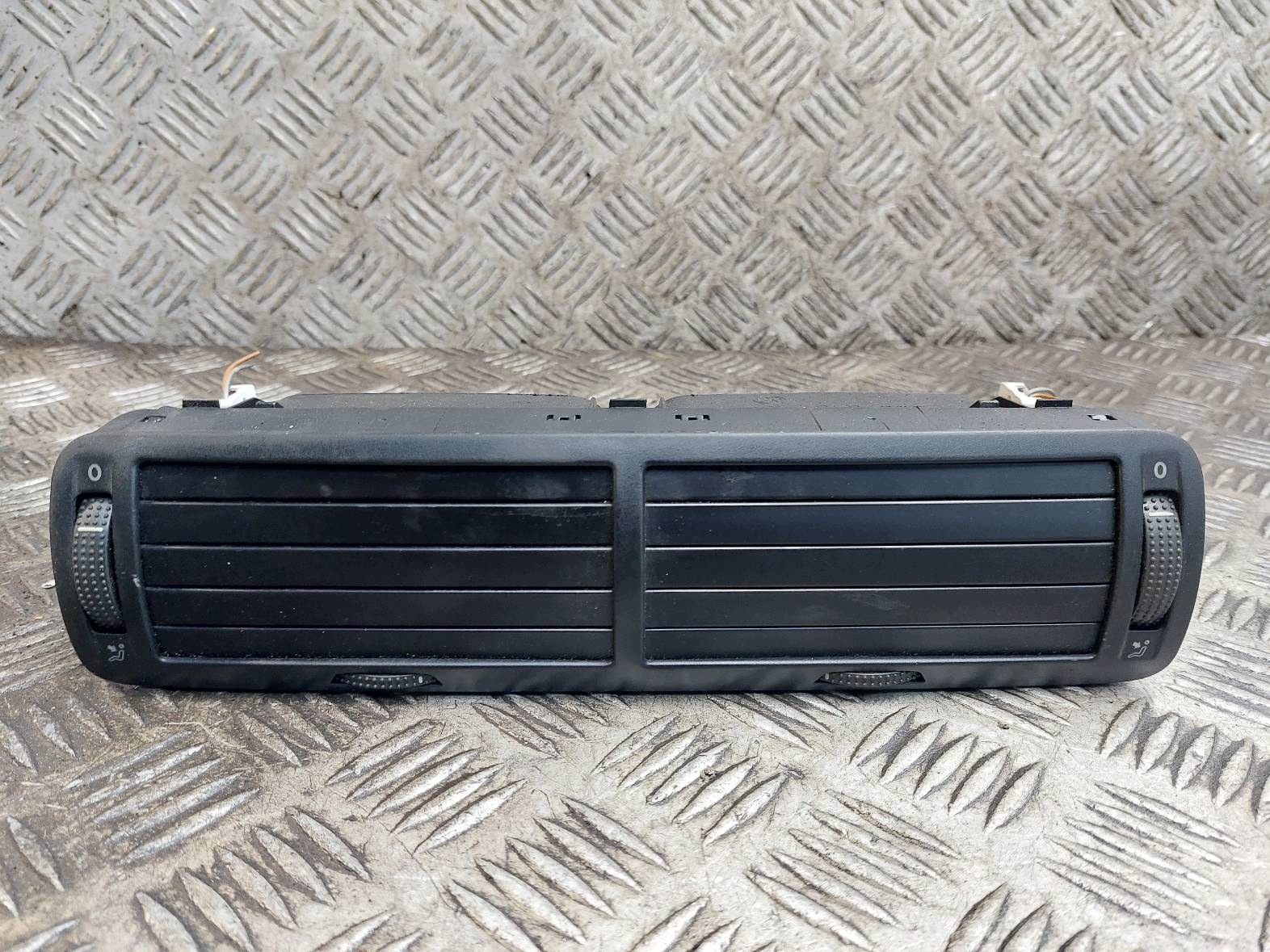 Grelha ventilação central VW Passat B5 Lift OEM 3B0819728D image 2