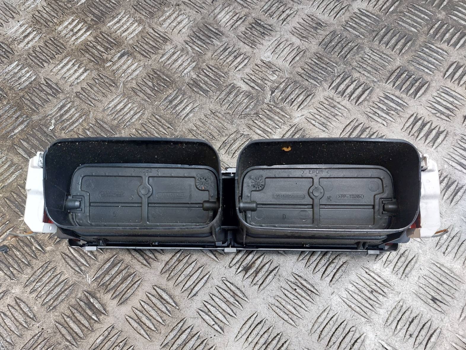 VW Passat B5 Lift keskusilmastointihila OEM 3B0819728D