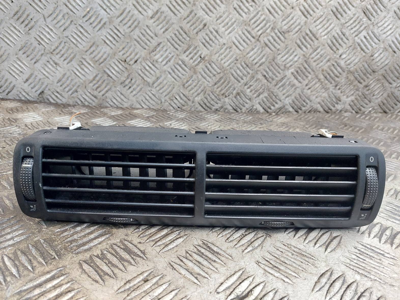 Grelha ventilação central VW Passat B5 Lift OEM 3B0819728D image 4