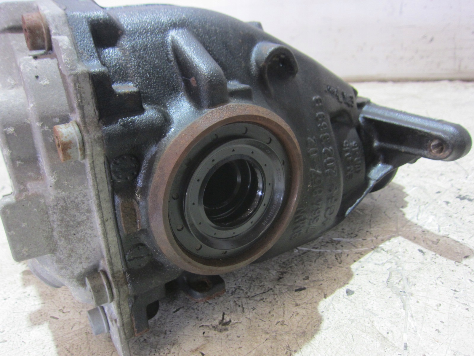 BMW Bakaxel Differential 3.38 OEM 33107636994 Begagnad image 8