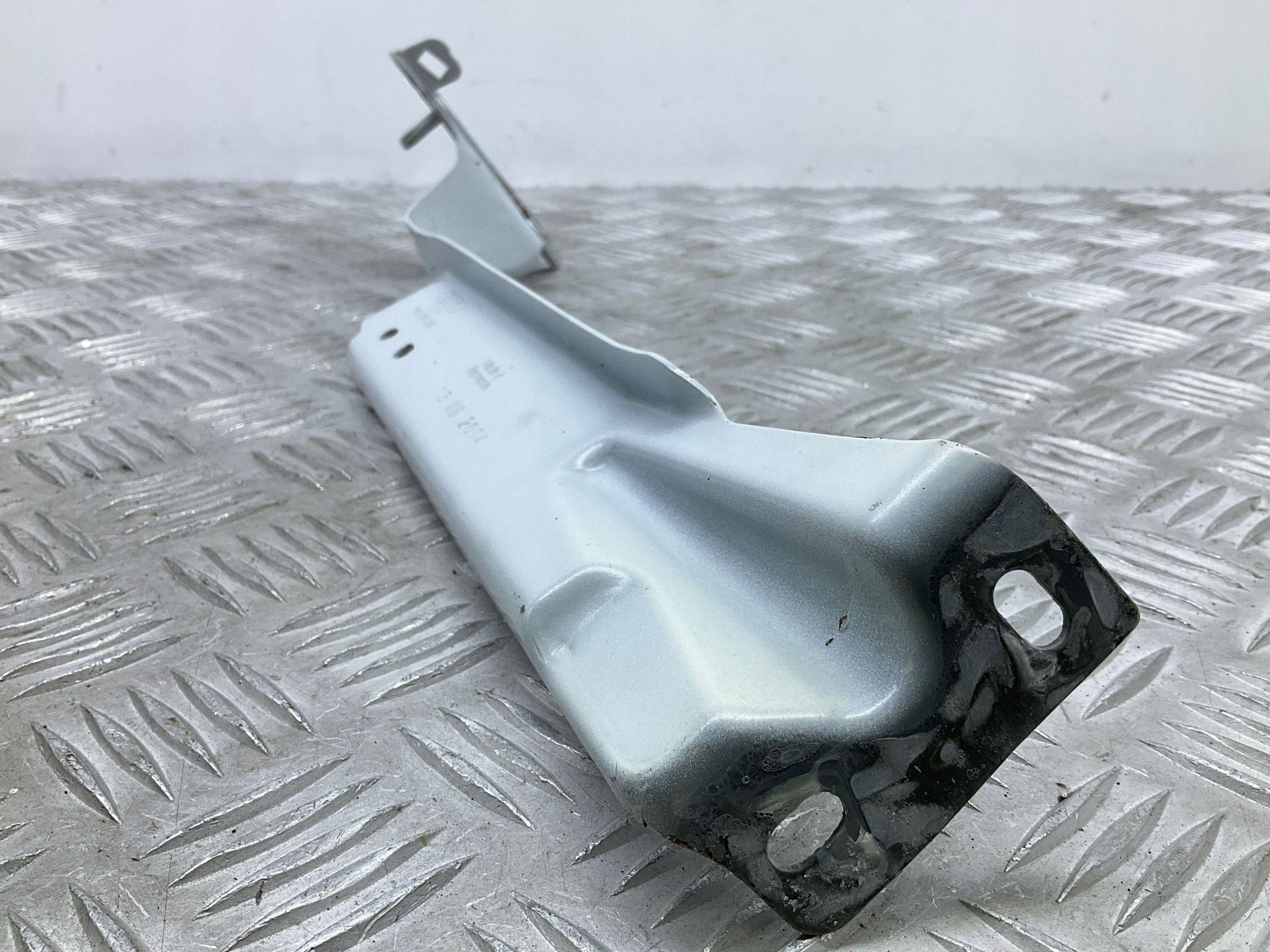 Soporte guardabarros derecho OEM 8K0821136J Audi A4 B8
