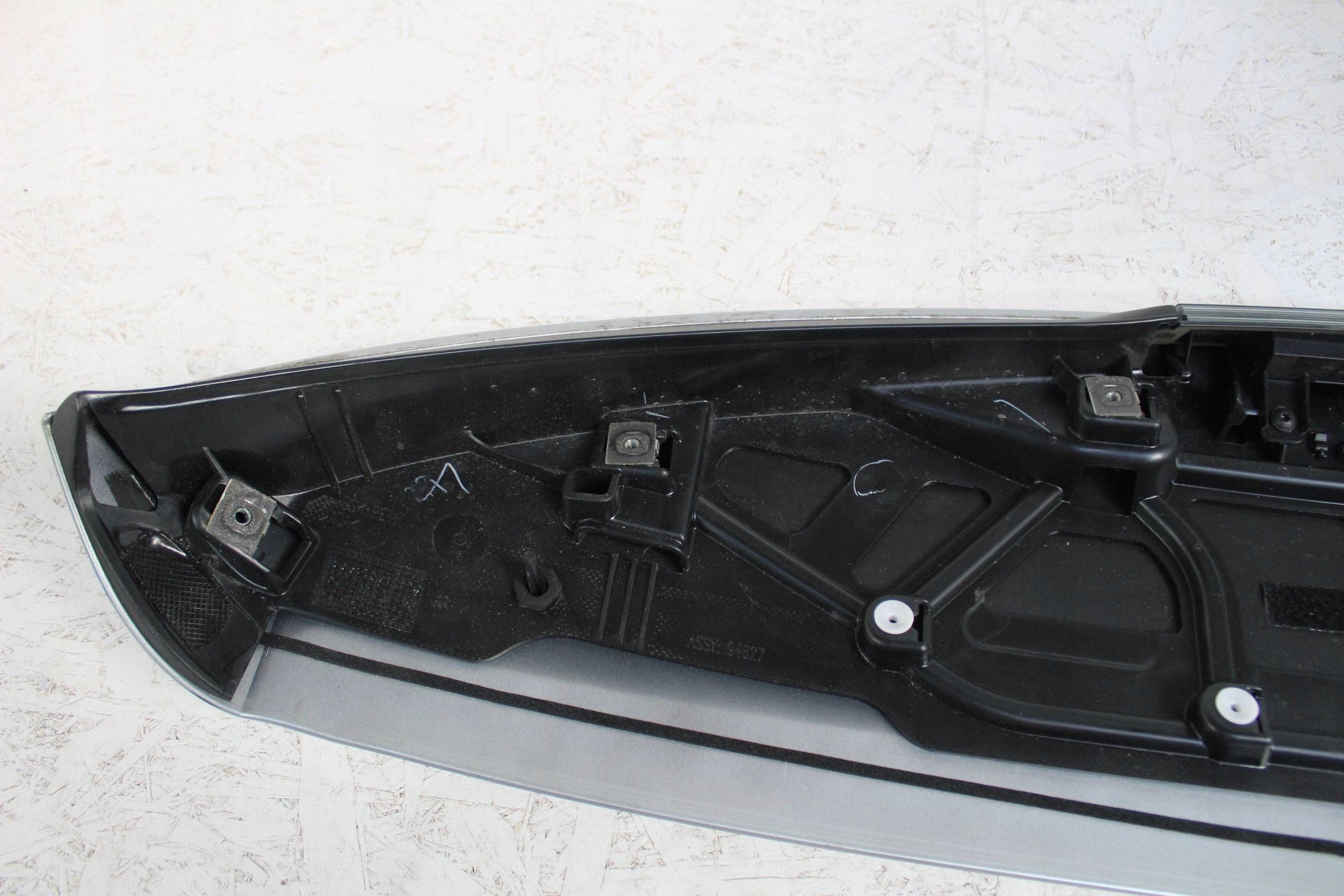 Spoiler Renault Zoe II OEM 960306120R - Usado image 9