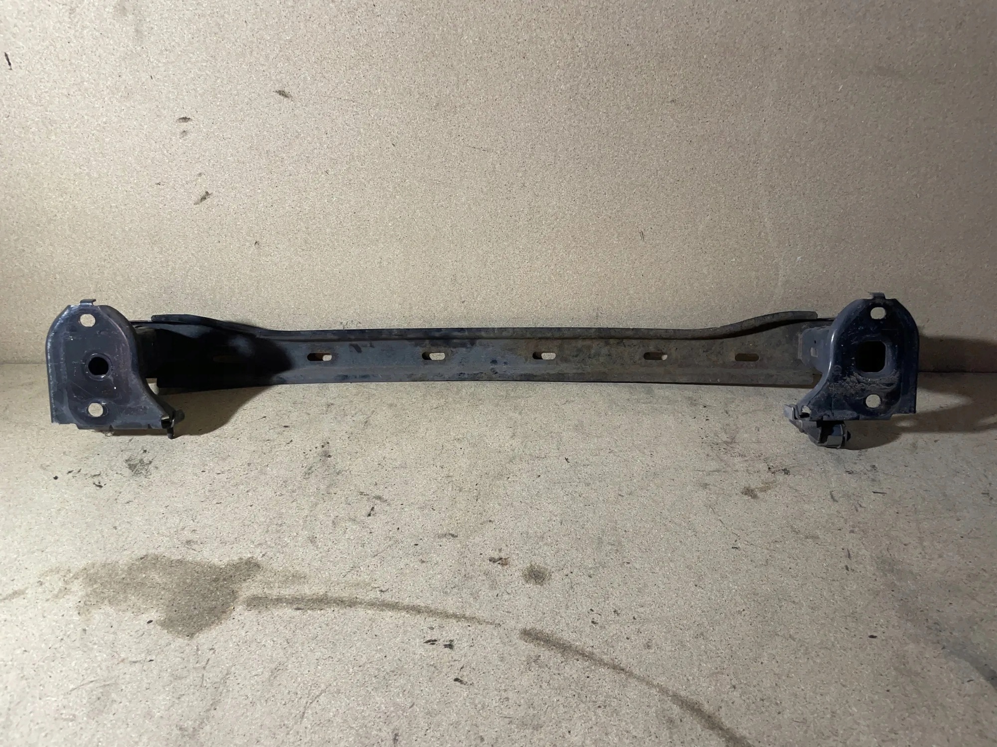 Taka-puskurin palkki OEM 7184769 BMW 5 F10
