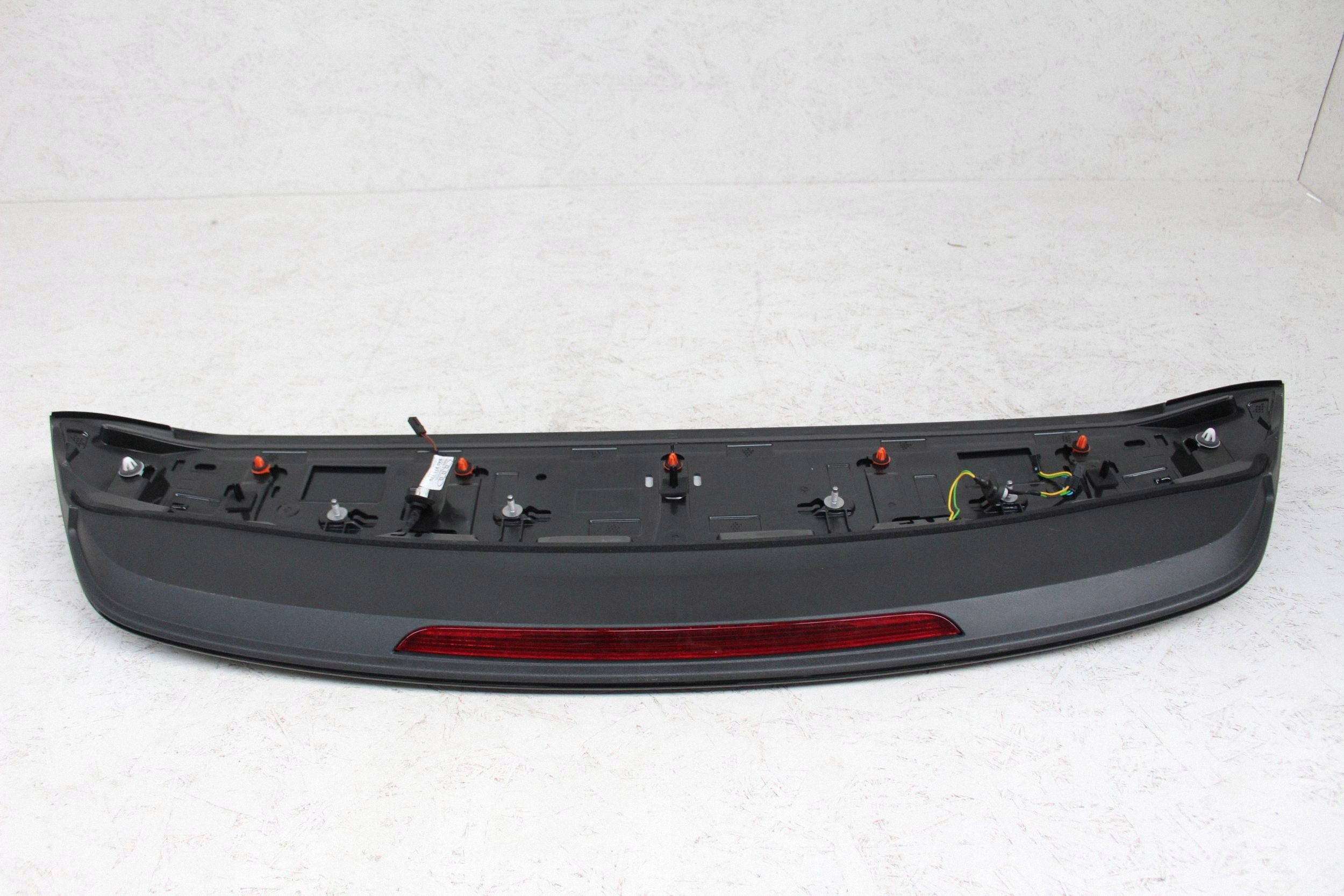 OEM 8Y4827933 Spoiler Audi A3 IV com LED image 4