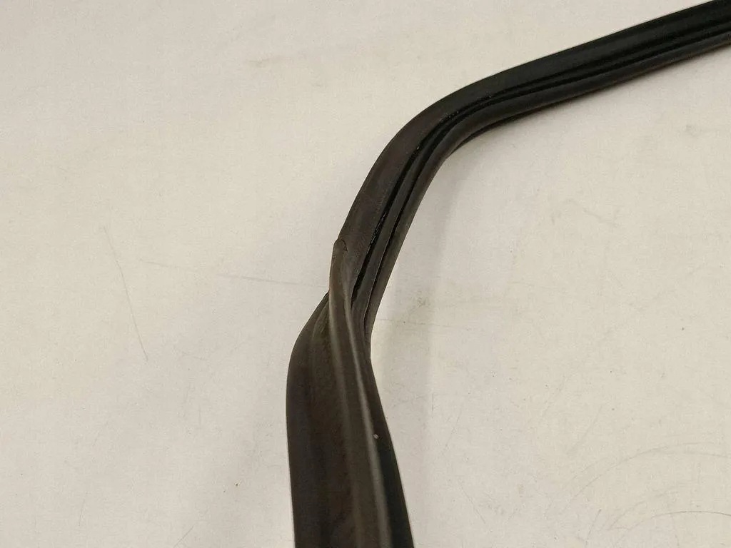 Junta maletero BMW F46 OEM 7474443 - Usado image 3