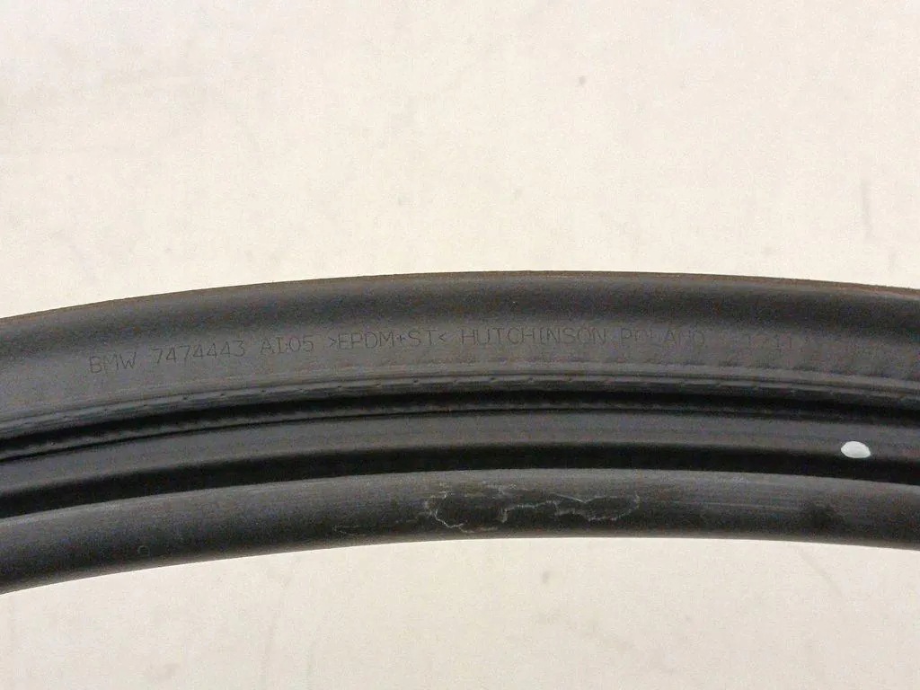 Junta maletero BMW F46 OEM 7474443 - Usado image 4